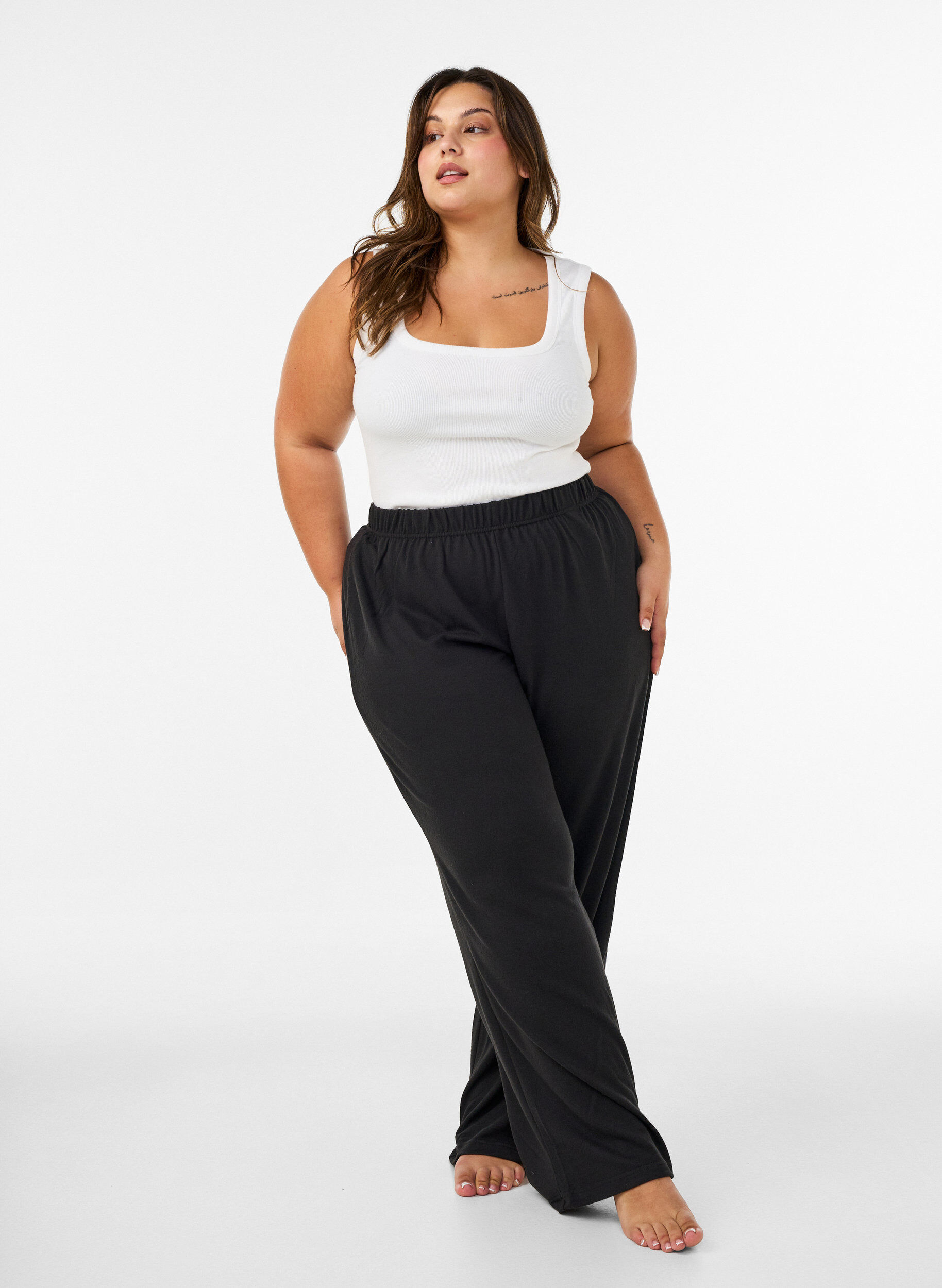 Hoch taillierte Hose aus Jersey mit weitem Bein, Schwarz, Model