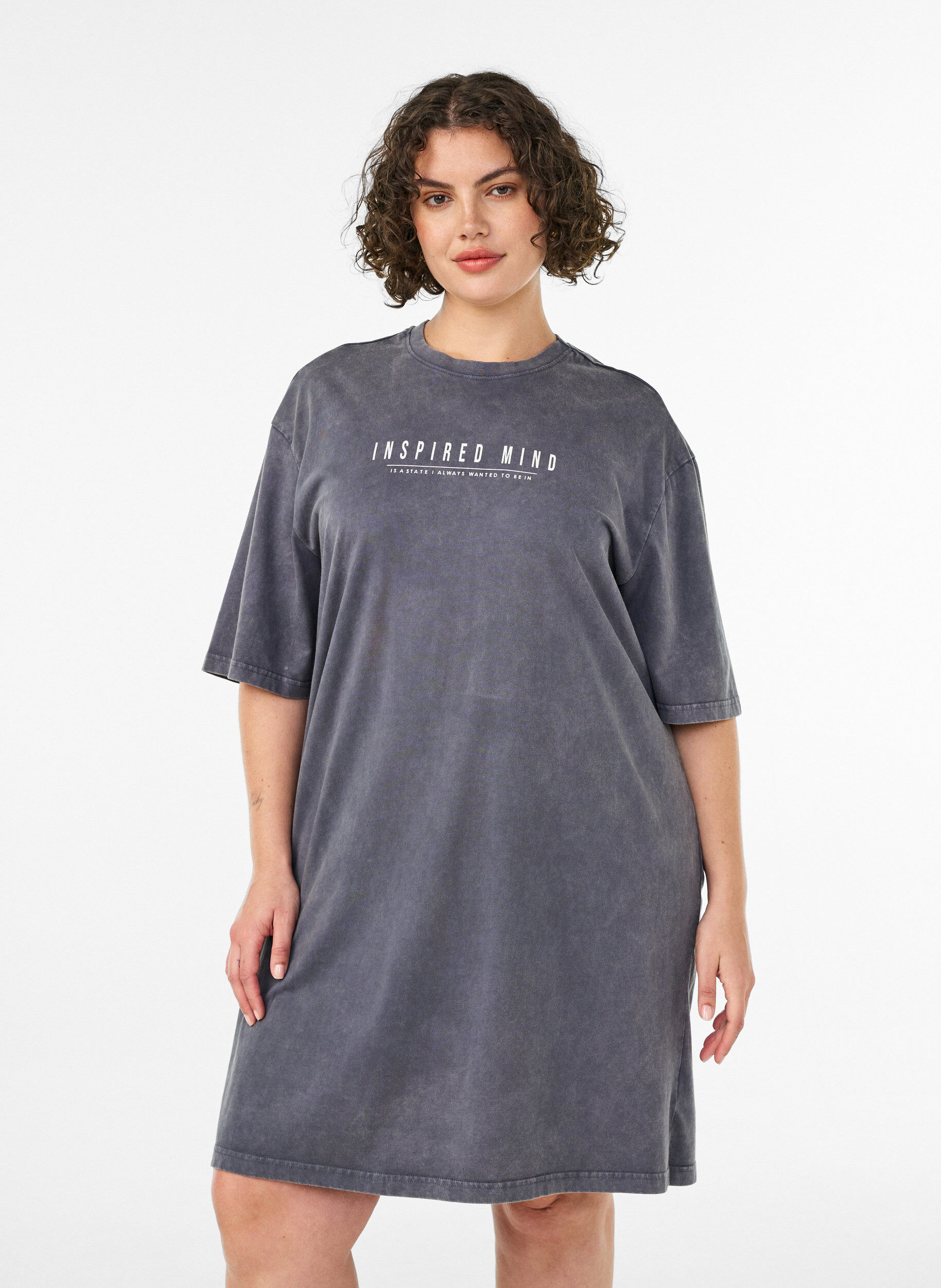 Robe T-shirt ample avec effet d&eacute;lav&eacute;, Gris, Model