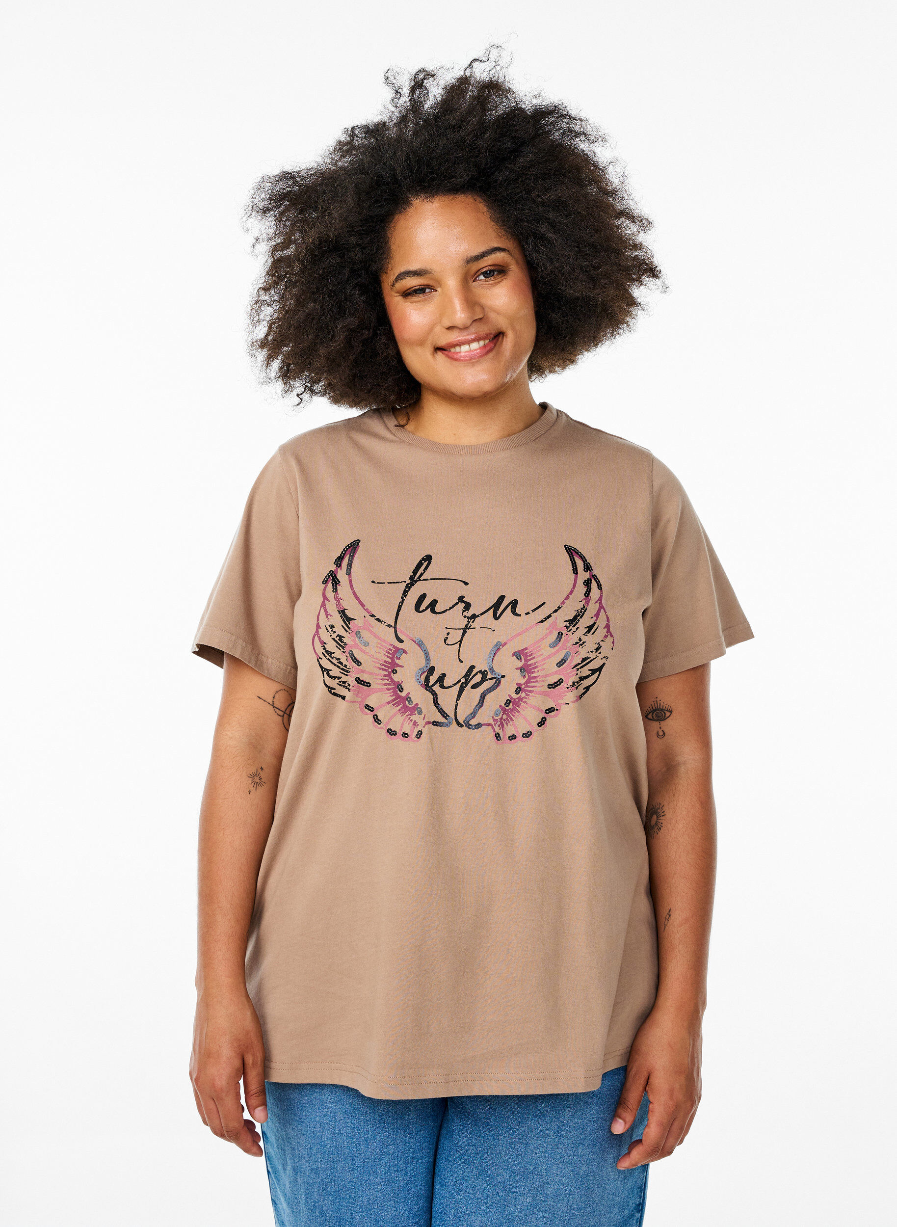 Zizzi T-Shirt aus Bio-Baumwolle mit Statement-Print, Beige, Model image number 0