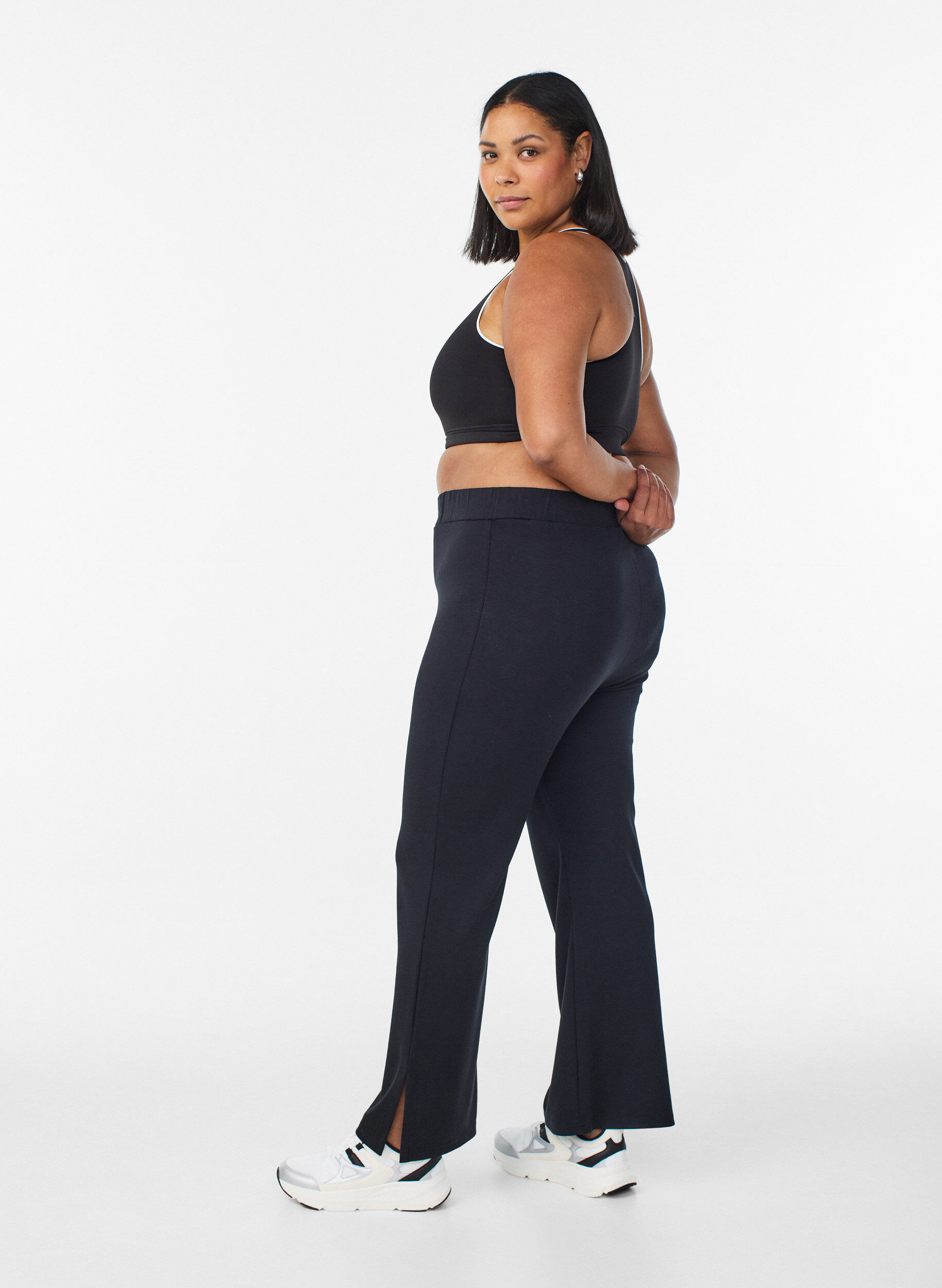 Zizzi Pantalon flare en jersey &agrave; taille haute et fentes, Noir, Model image number 2