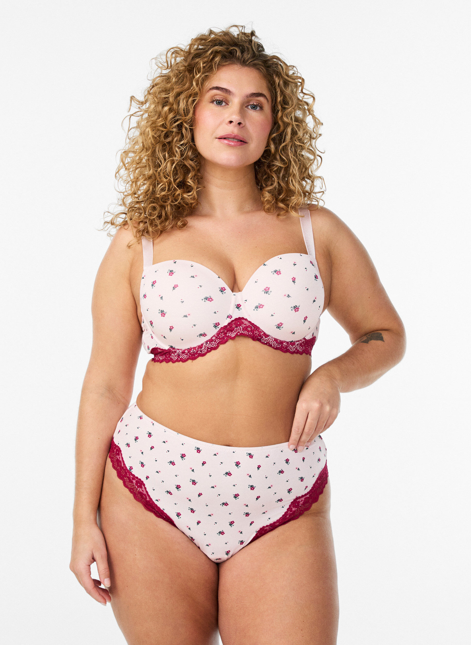 Culotte br&eacute;silienne avec imprim&eacute; floral et dentelle, Rose, Model