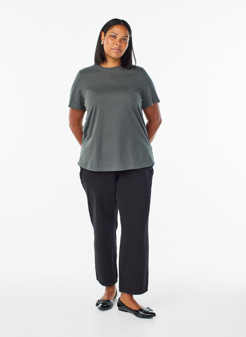 Basic-T-Shirt aus Baumwolle mit Rundhalsausschnitt, Gr&uuml;n, Model image number 1