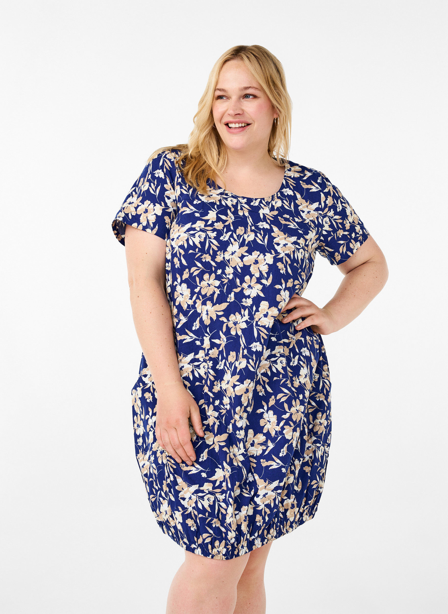 Zizzi Kurz&auml;rmliges Baumwollkleid mit Blumenaufdruck, Blau, Model image number 0