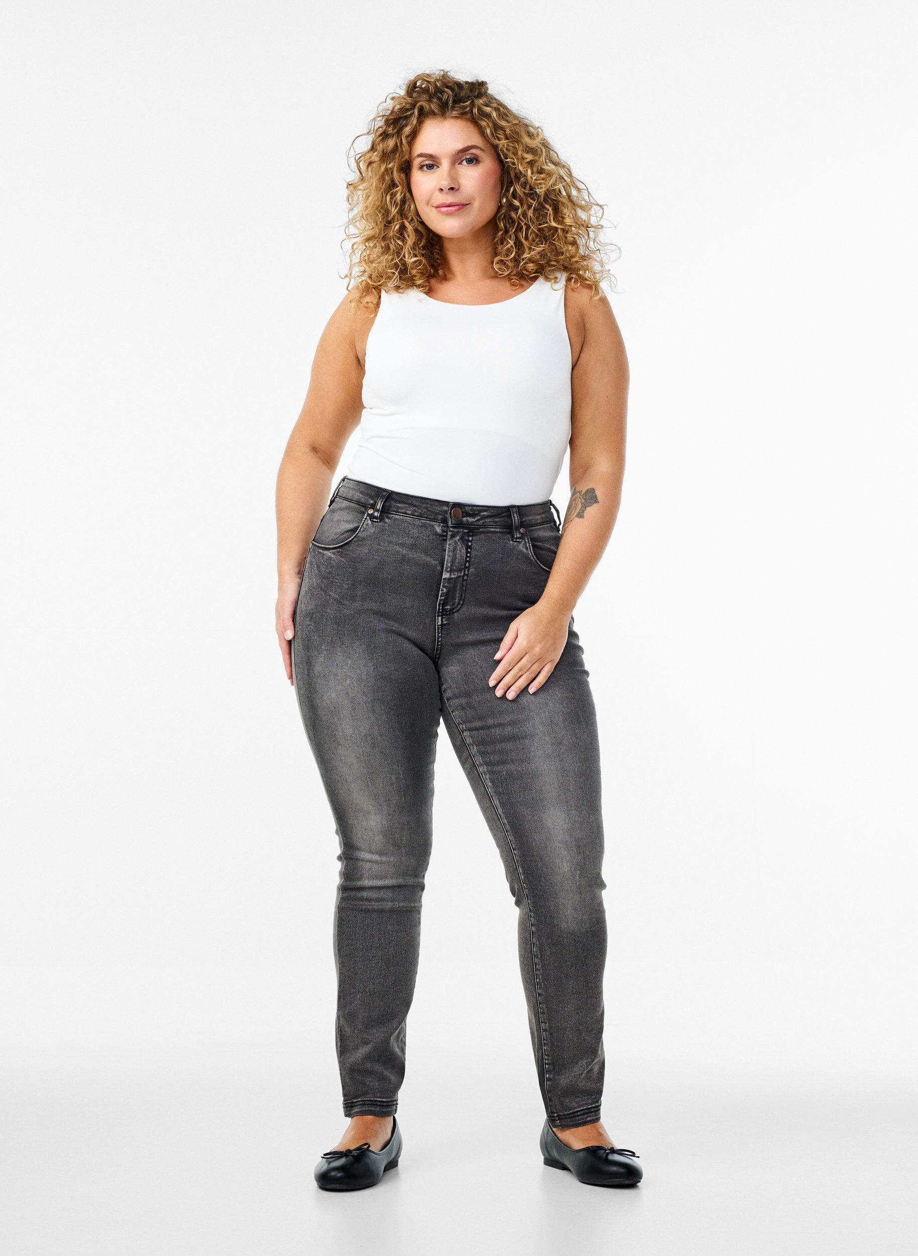 Slim Fit Emily Jeans mit normaler Taillenh&ouml;he, Grau, Model