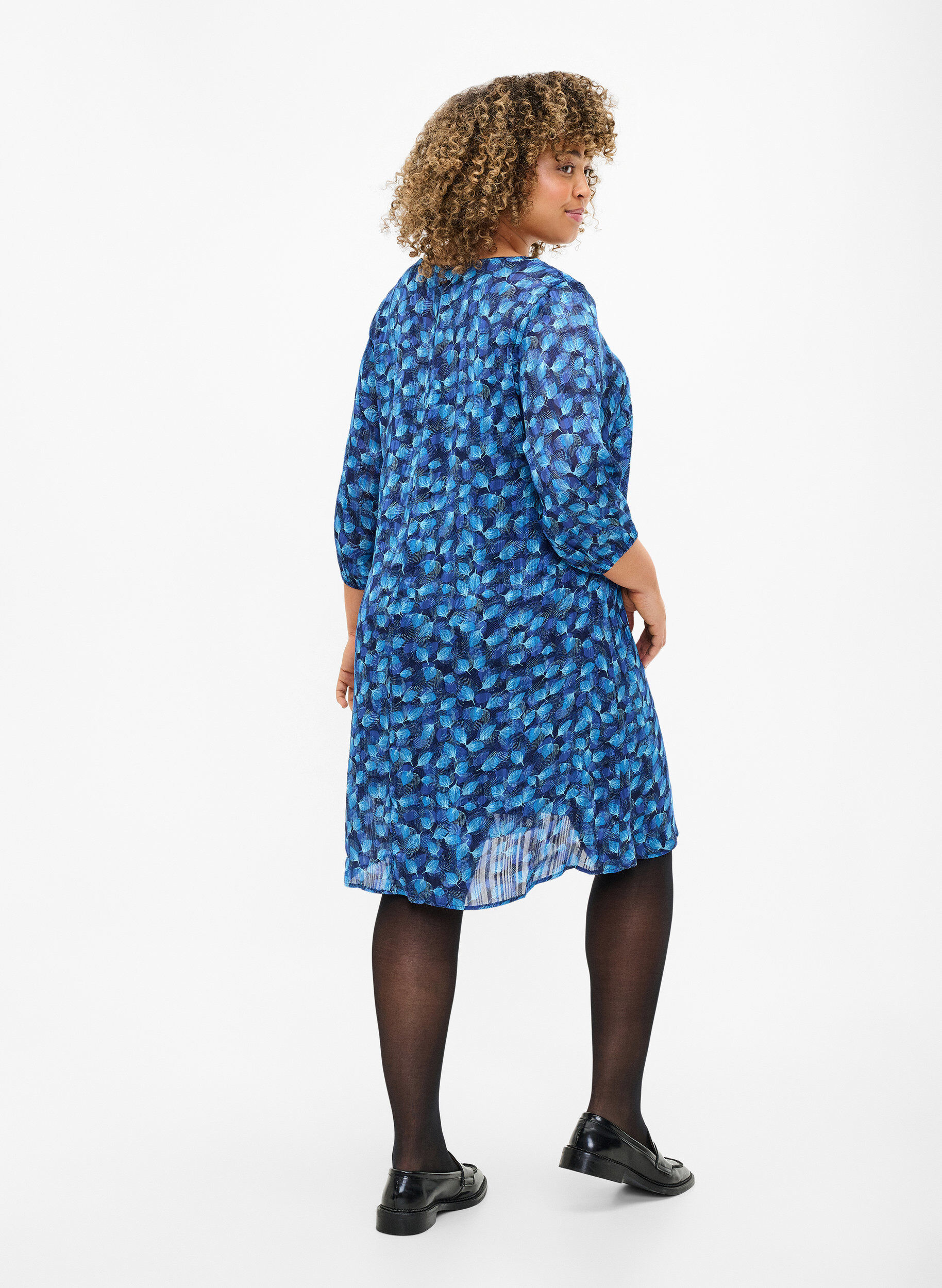 Zizzi Robe imprim&eacute;e avec col en V et manches 3/4, Navy Blazer Leaf AOP, Model image number 1