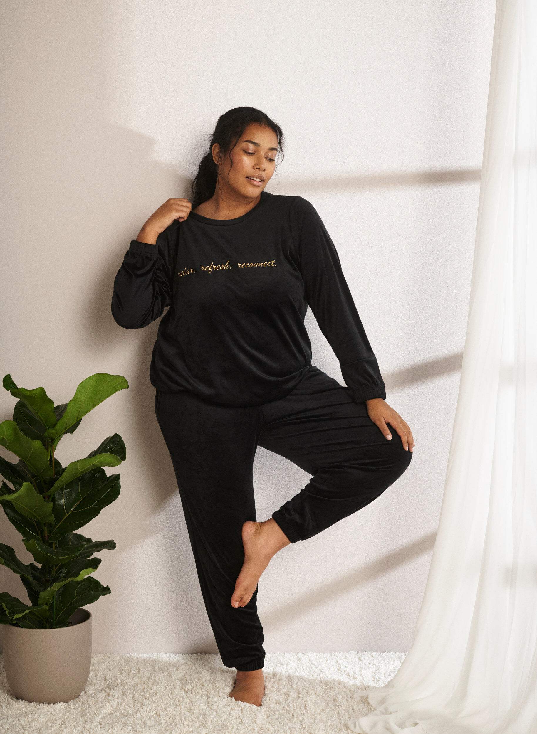 Zizzi Veloursbluse mit aufgesticktem Text, Black, Image image number 0