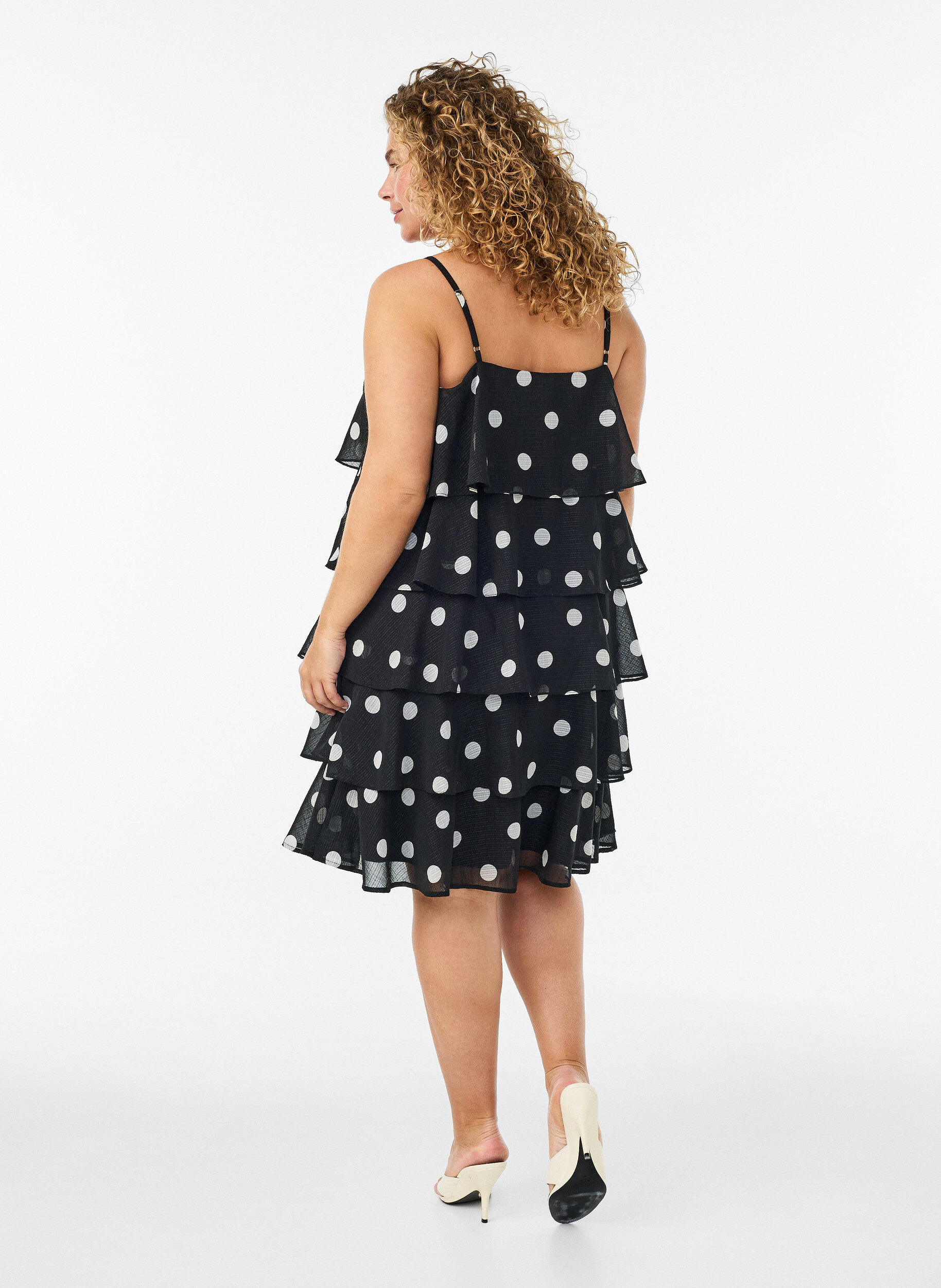 ZizziLagenkleid mit R&uuml;schen und Spaghettitr&auml;gern, Schwarz, Model image number 2