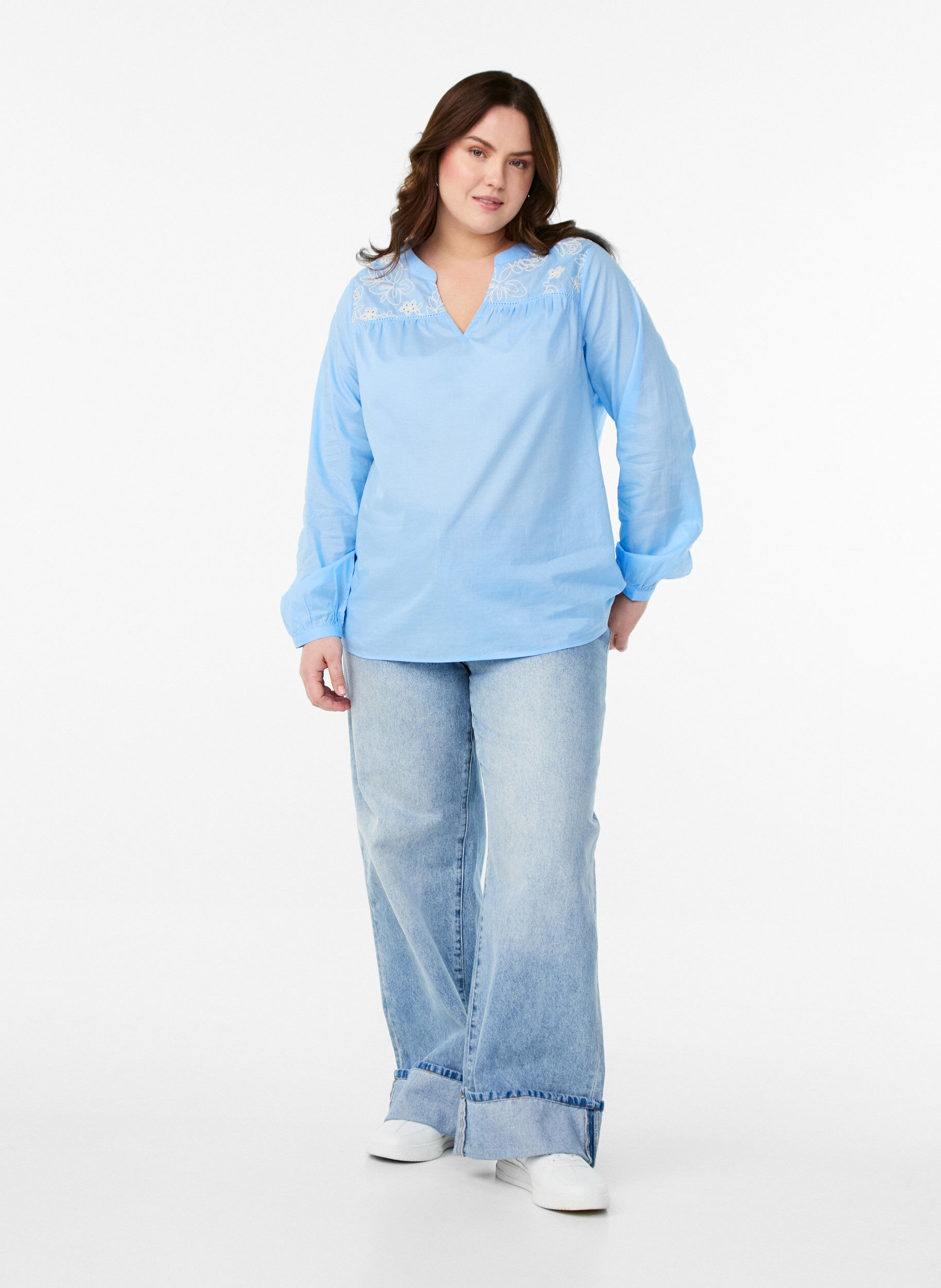 Zizzi Bluse mit Stickereidetails, Blau, Model image number 1