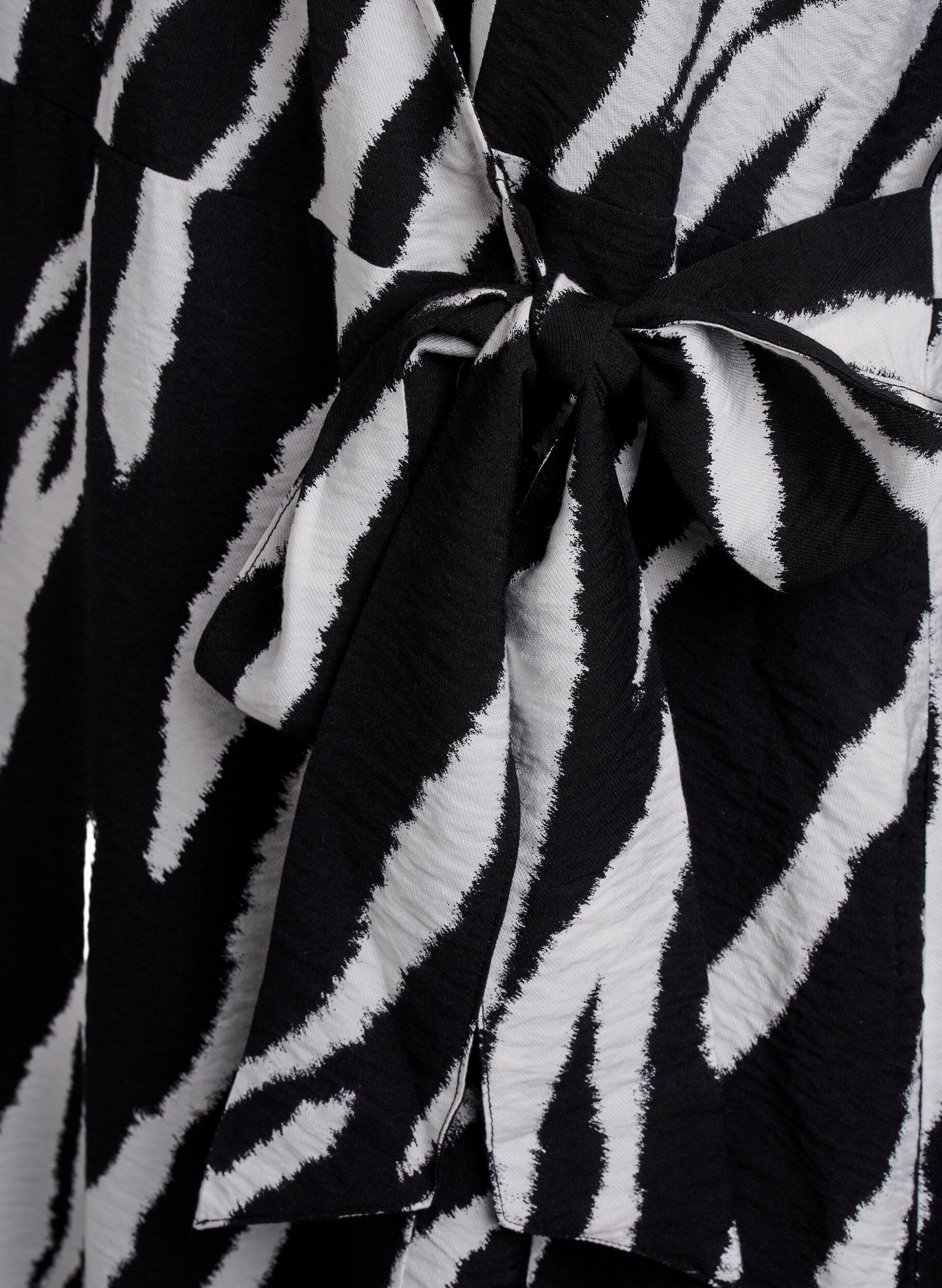 Zizzi Kurzes Wickelkleid mit Zebraprint, Schwarz, Packshot image number 3