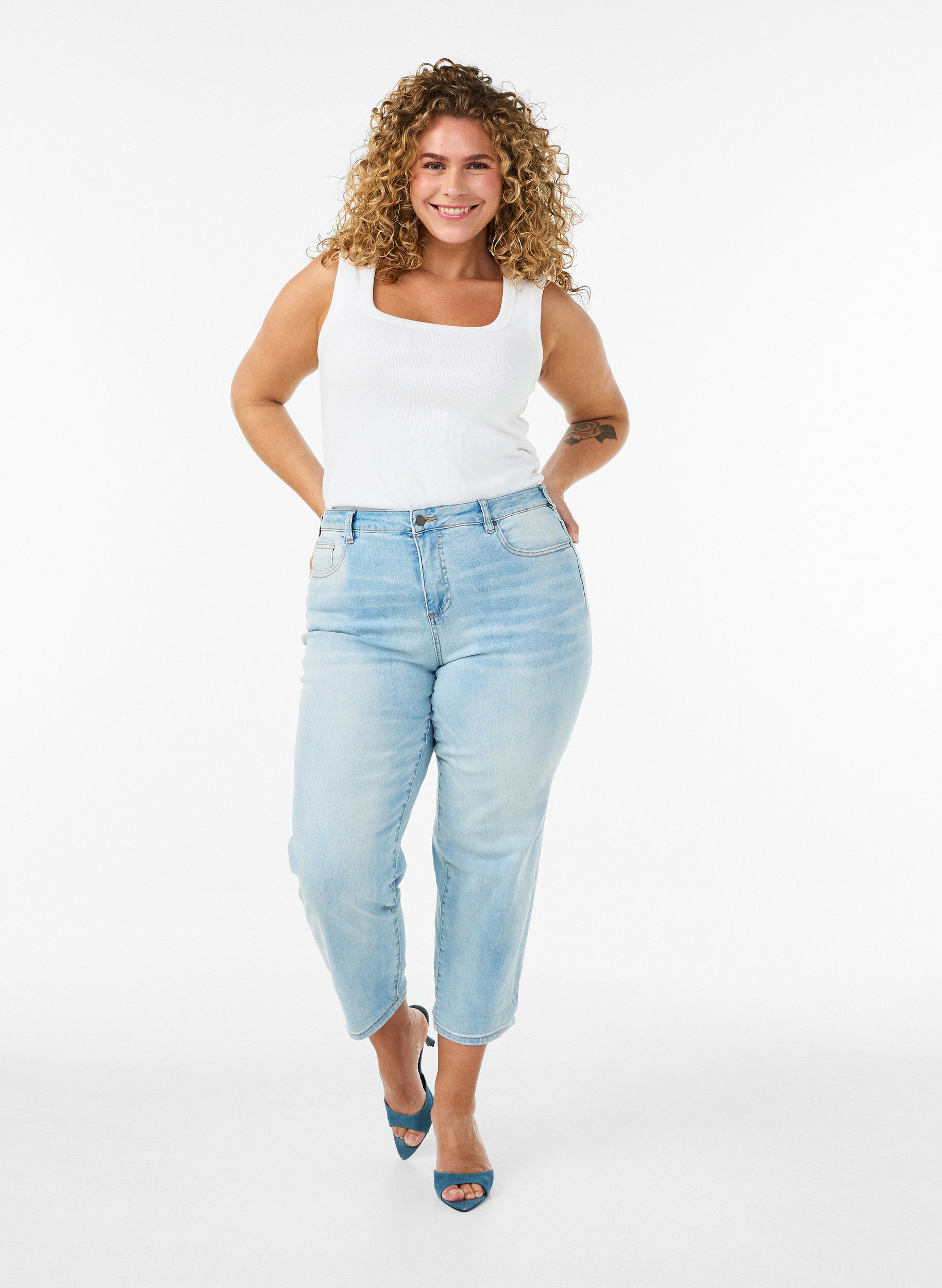 Hochgekrempelte 7/8-Jeans mit hoher Taille, Blau, Model