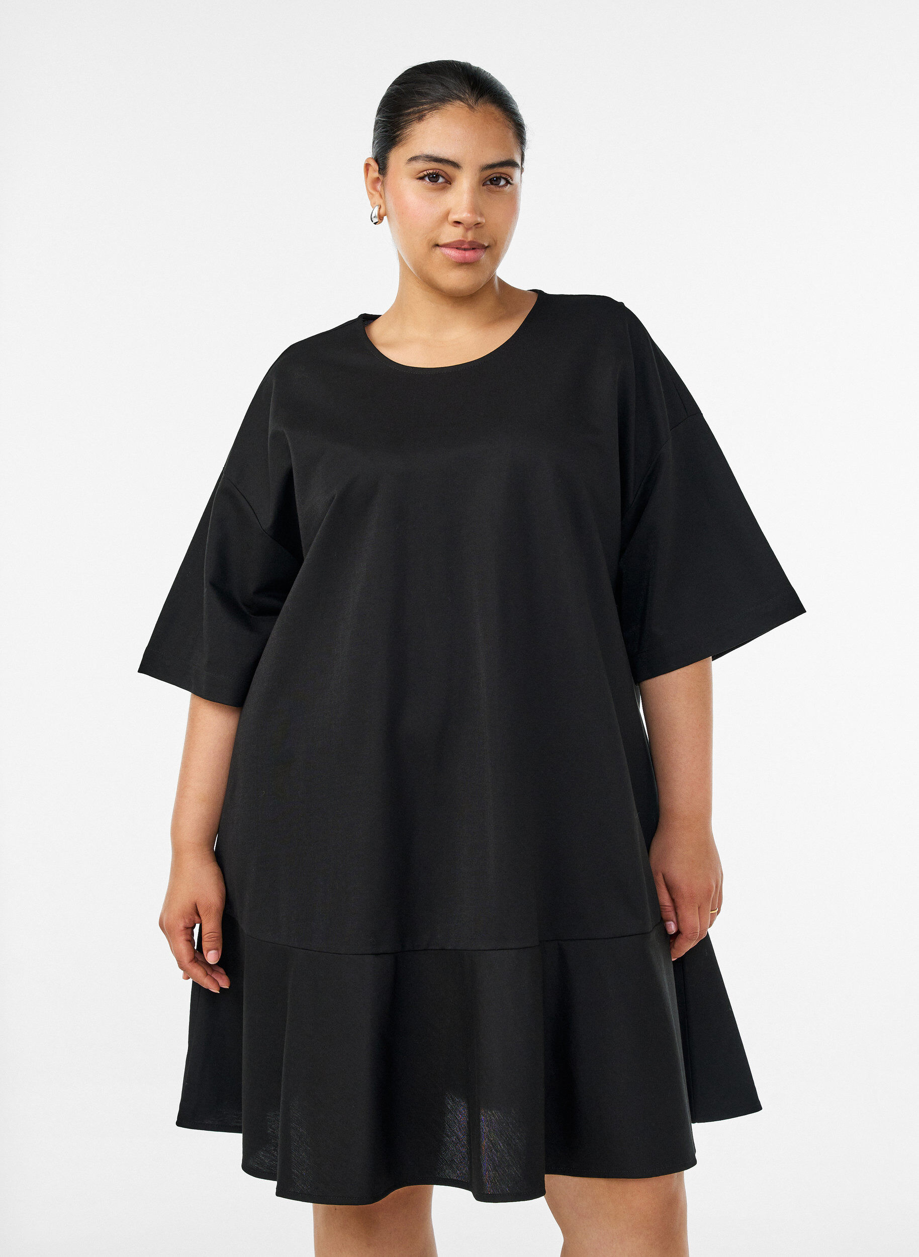 ZizziKurzes Kleid mit lockerer Passform und R&uuml;schensaum, Schwarz, Model image number 0