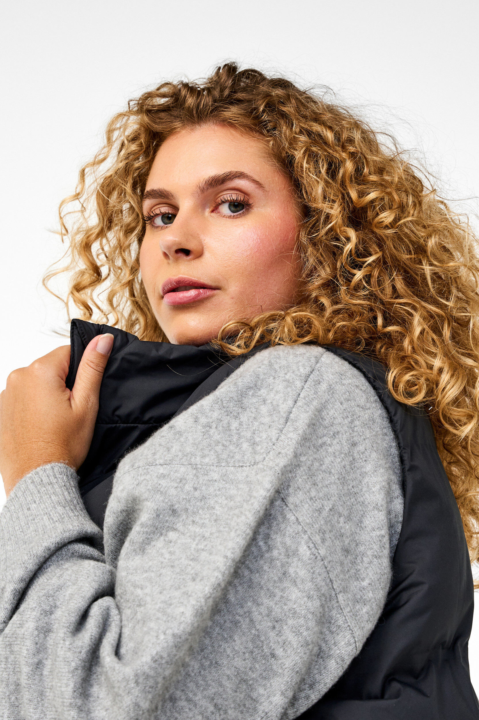 ZizziLange Weste mit Taschen und Zwei-Wege-Rei&szlig;verschluss, Schwarz, Model image number 4