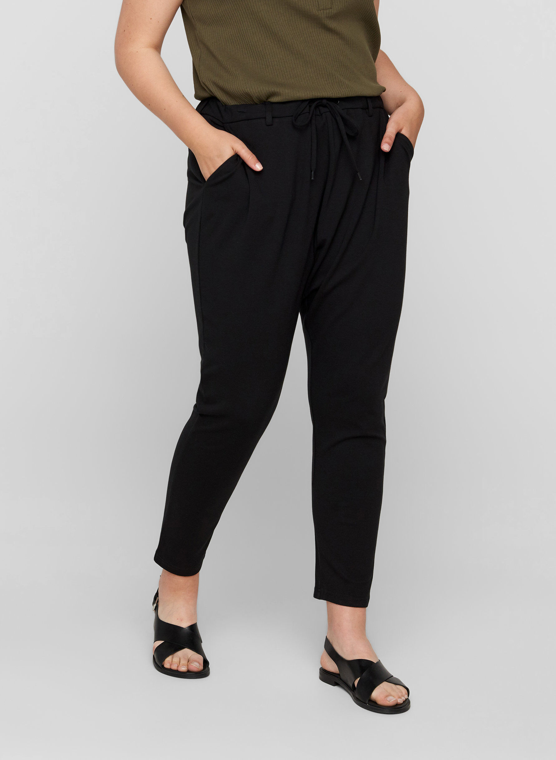 Zizzi Cropped Maddison Hose, Schwarz, Model image number 3