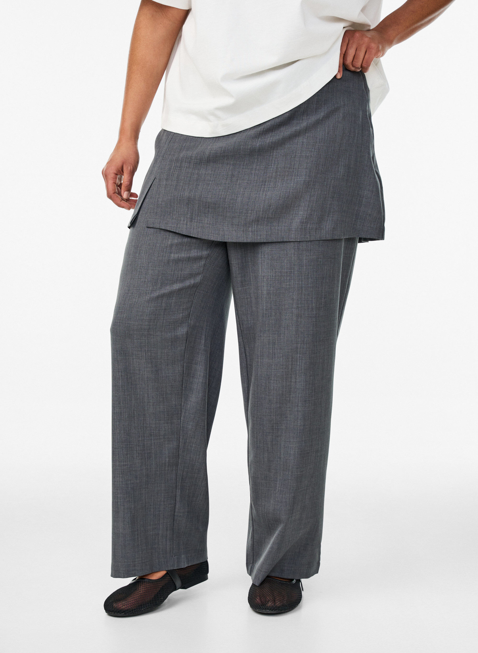 Zizzi Pantalon coupe droite avec jupe, Gris anthracite, Model image number 2