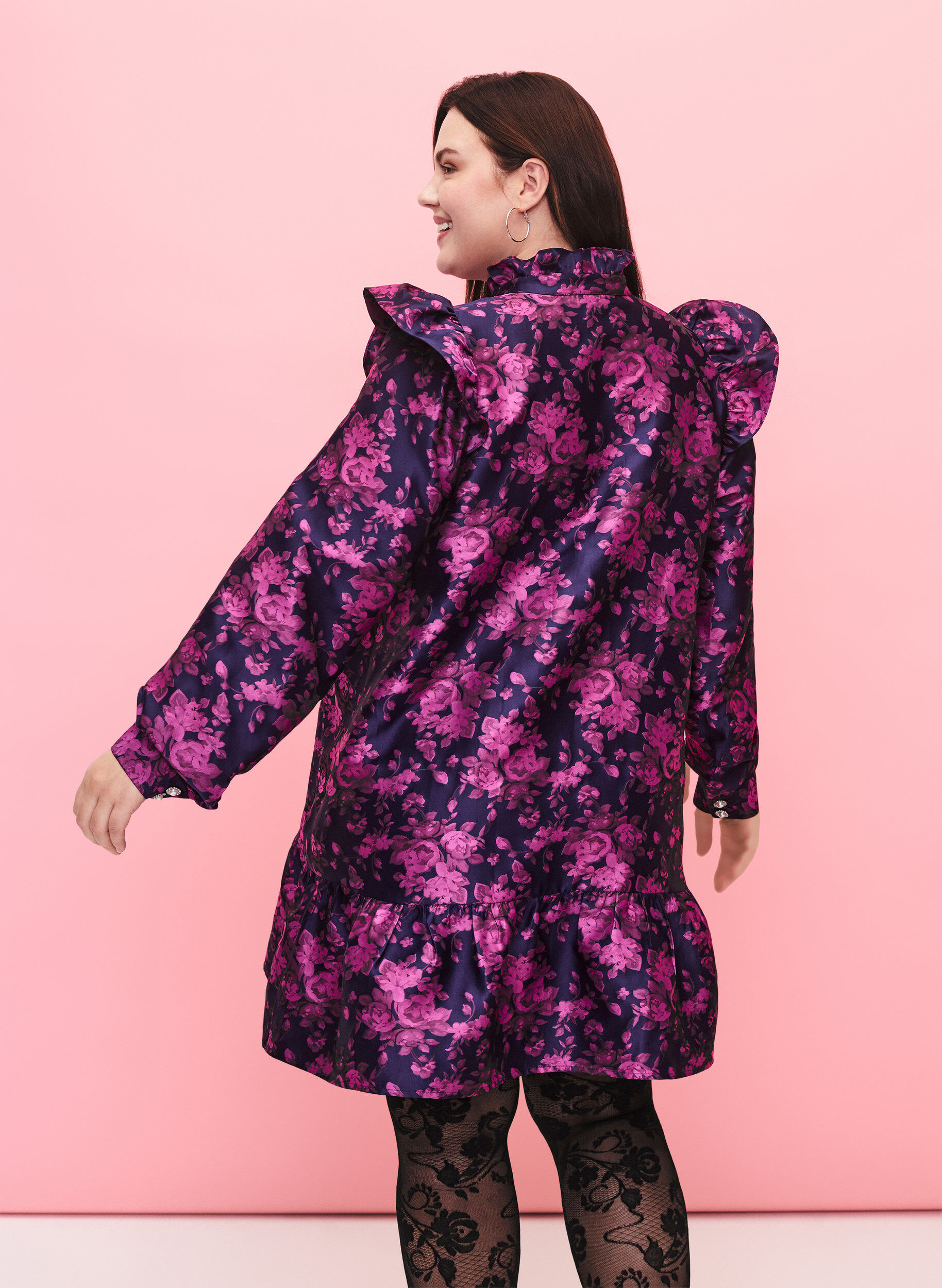 Zizzi Robe avec d&eacute;tail de volant et boutons de perles, Dark Blue Pink, Model image number 1