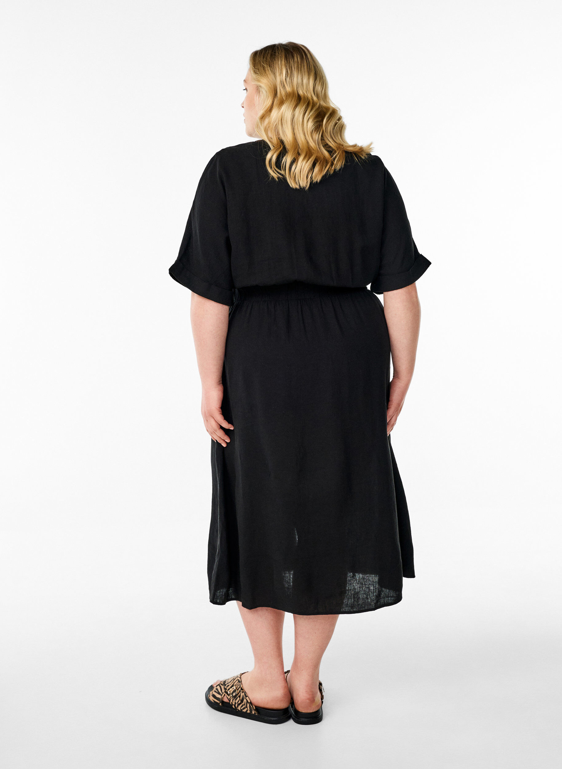 Zizzi Midikleid aus Leinen und Viskose mit vorderen Schlitzen., Schwarz, Model image number 1