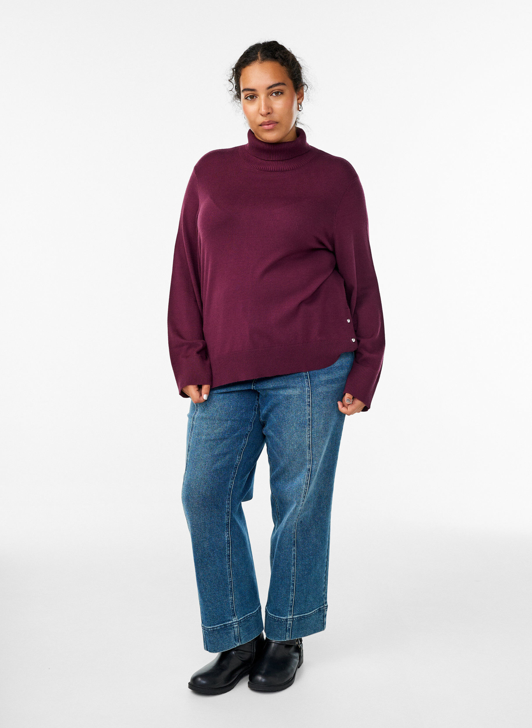 Zizzi Strickbluse mit Rollkragen und seitlichen Kn&ouml;pfen, Dunkles Bordeaux, Model image number 1