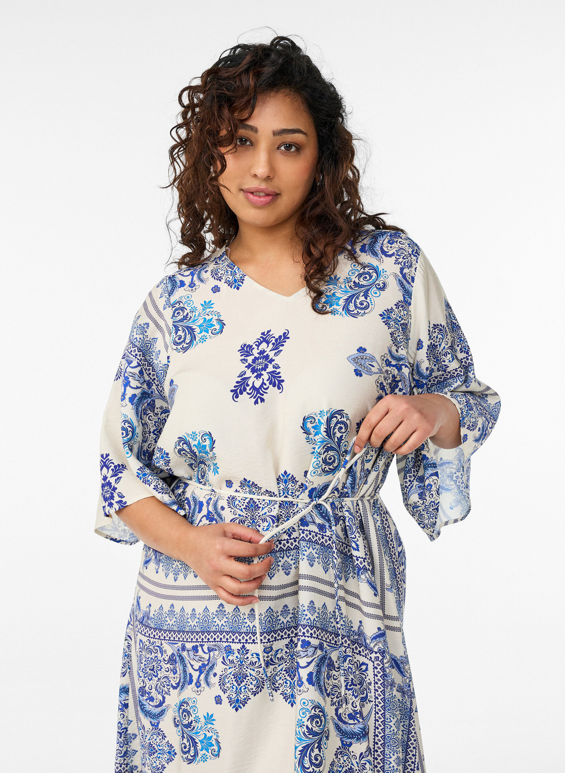 Zizzi Gemustertes Midikleid aus Viskose mit Bindeg&uuml;rtel, Blau, Model image number 2