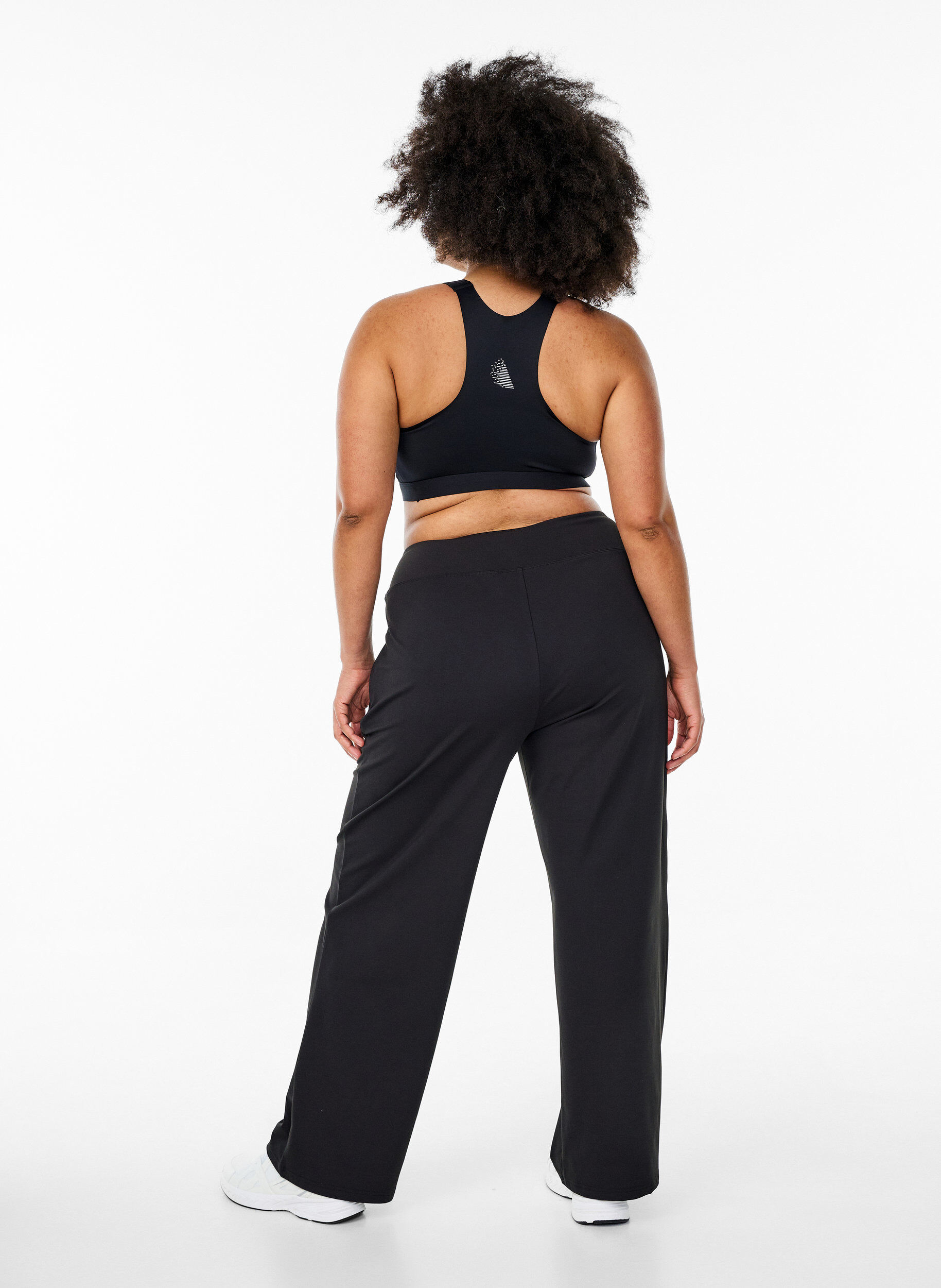 Zizzi Pantalon de sport &eacute;l&eacute;gant &agrave; coupe l&eacute;g&egrave;rement &eacute;vas&eacute;e, Noir, Model image number 2