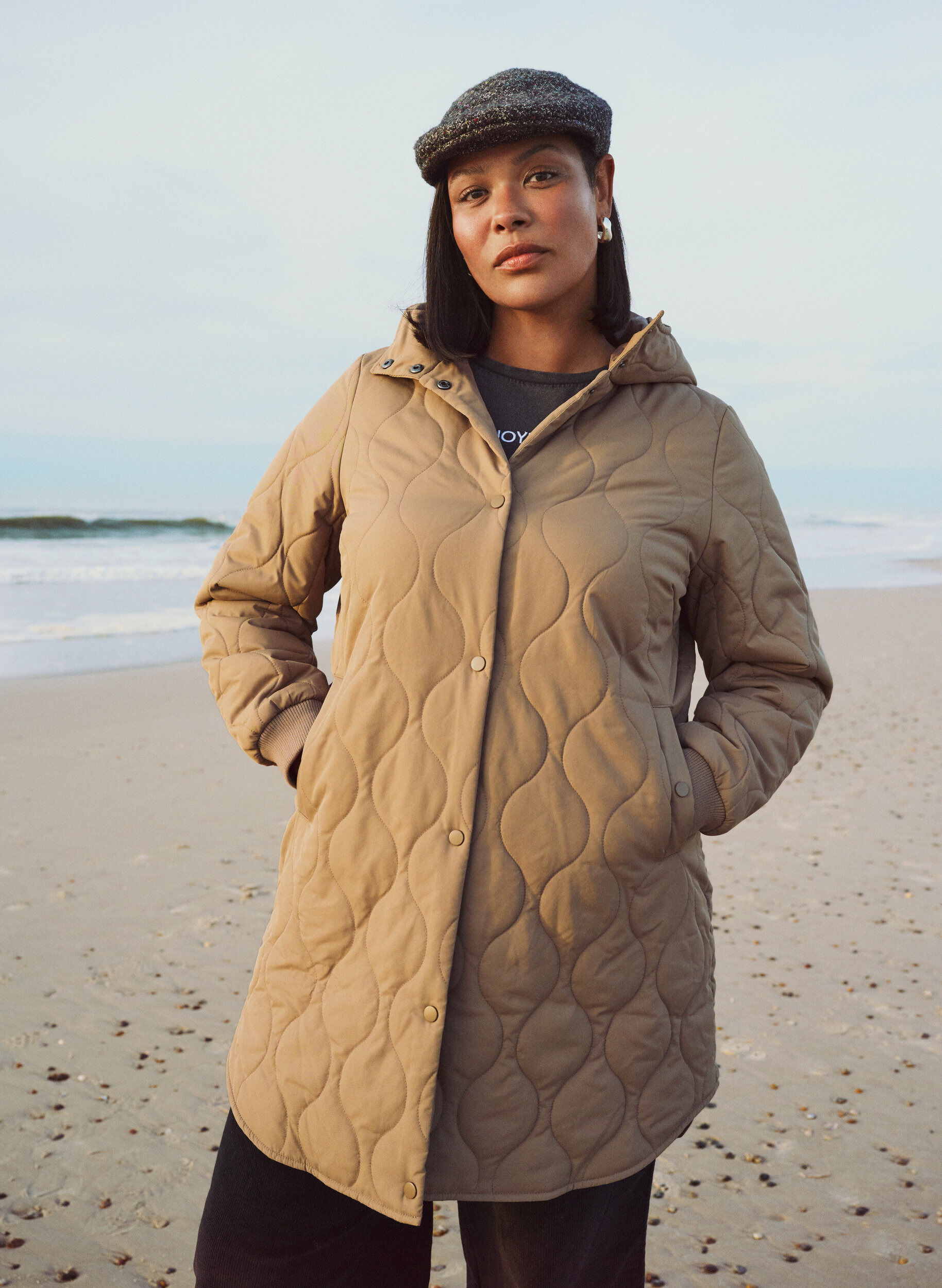Mittellange Steppjacke mit Kapuze