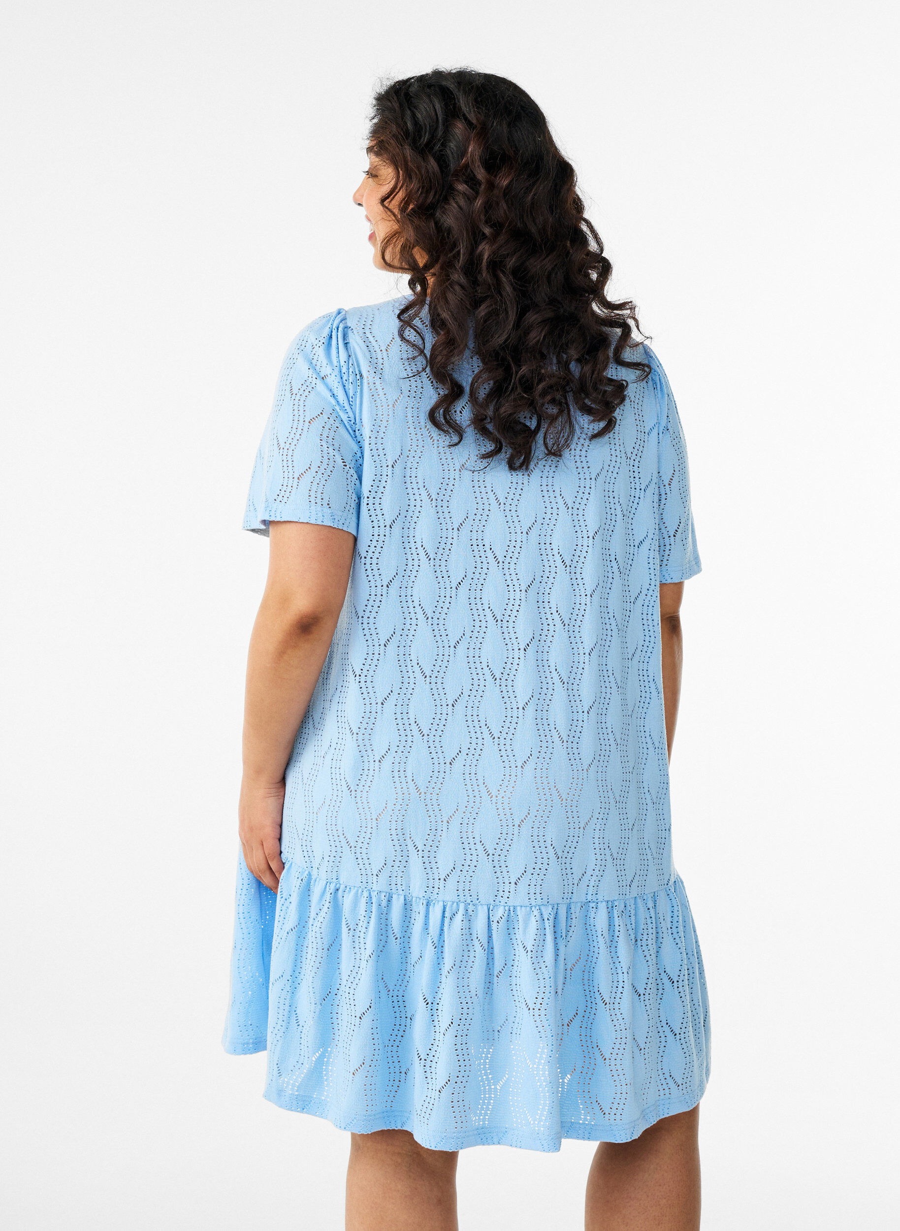 Zizzi Robe courte en jersey &agrave; motif ajour&eacute;, Bleu Clair, Model image number 2