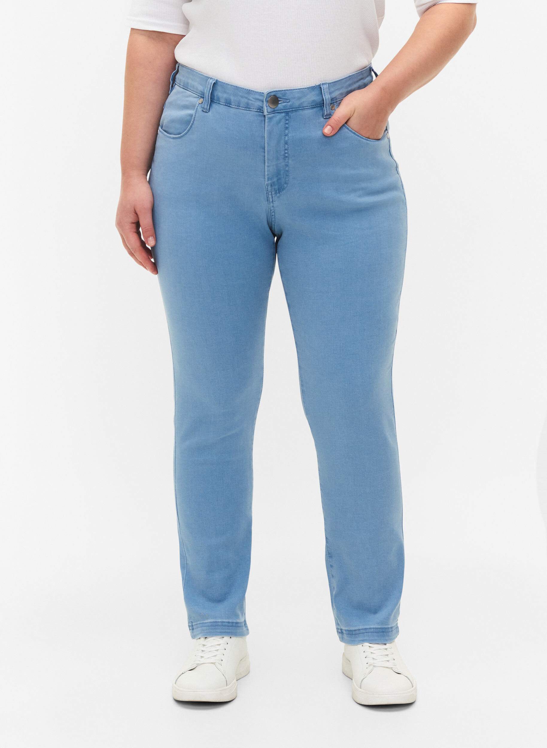 Zizzi Slim Fit Emily Jeans mit normaler Taillenh&ouml;he, Blau, Model image number 2