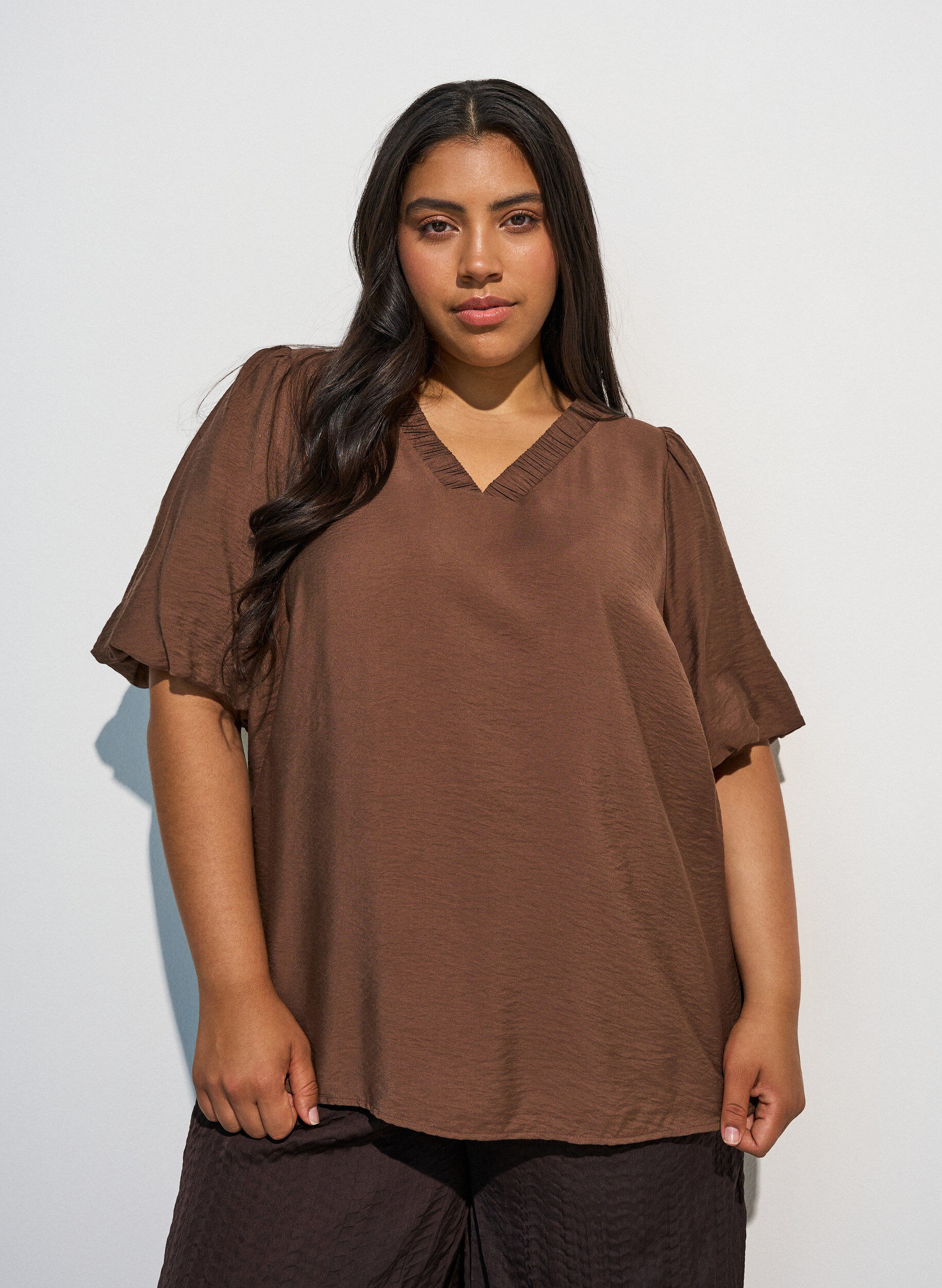 ZizziBluse mit Ballon&auml;rmeln und V-Ausschnitt, Braun, Model image number 0