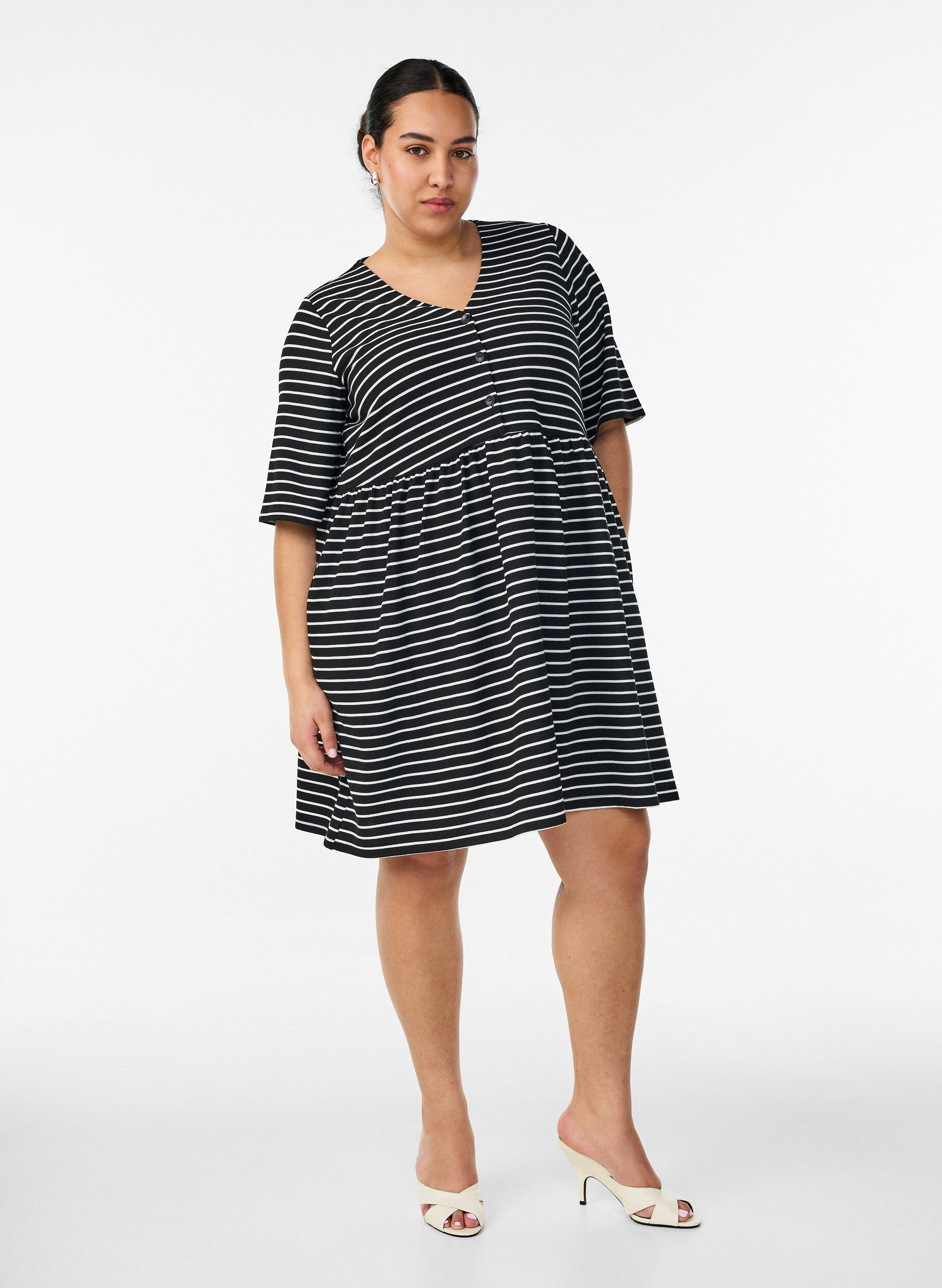 ZizziRobe avec texture c&ocirc;tel&eacute;e et taille empire, Blanc, Model image number 1