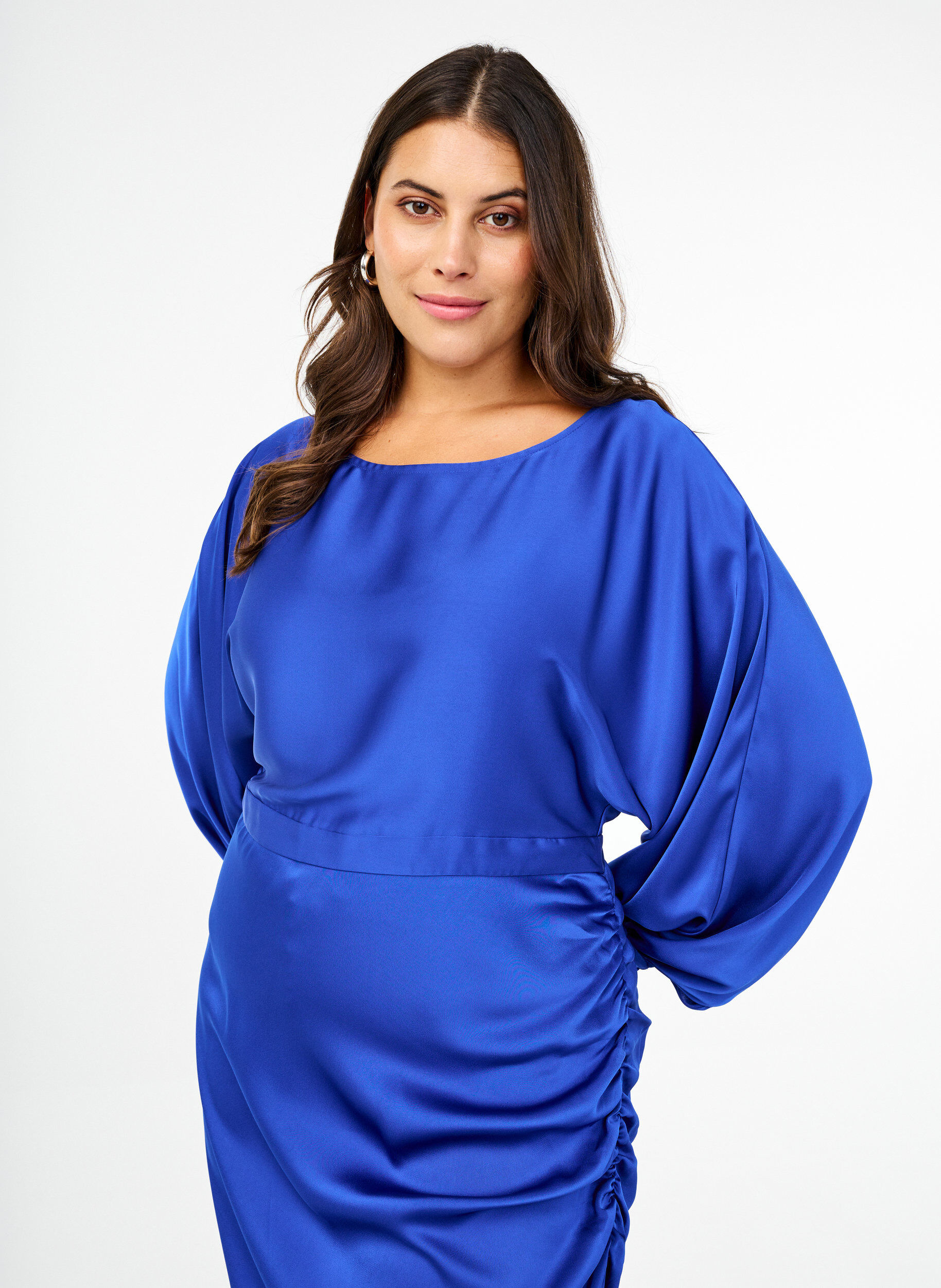 Zizzi Robes en satin avec manches ballon, Surf the web, Model image number 2