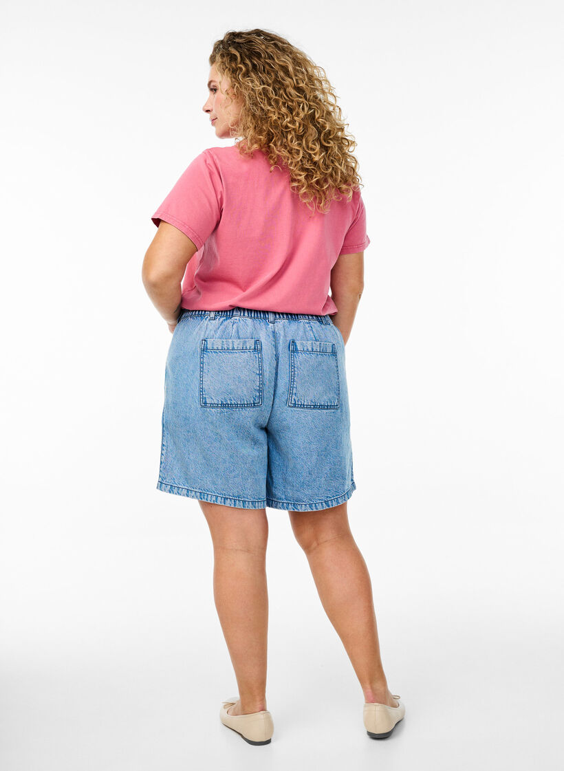 Locker geschnittene Jeansshorts mit hoher Taille, Blau, Model image number 2