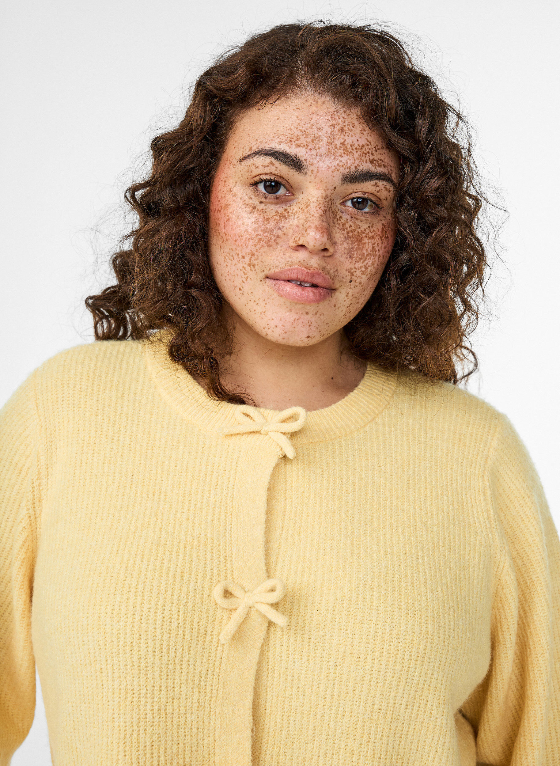 Zizzi Cardigan en maille &agrave; manches courtes avec des n&oelig;uds, Jaune clair, Model image number 3