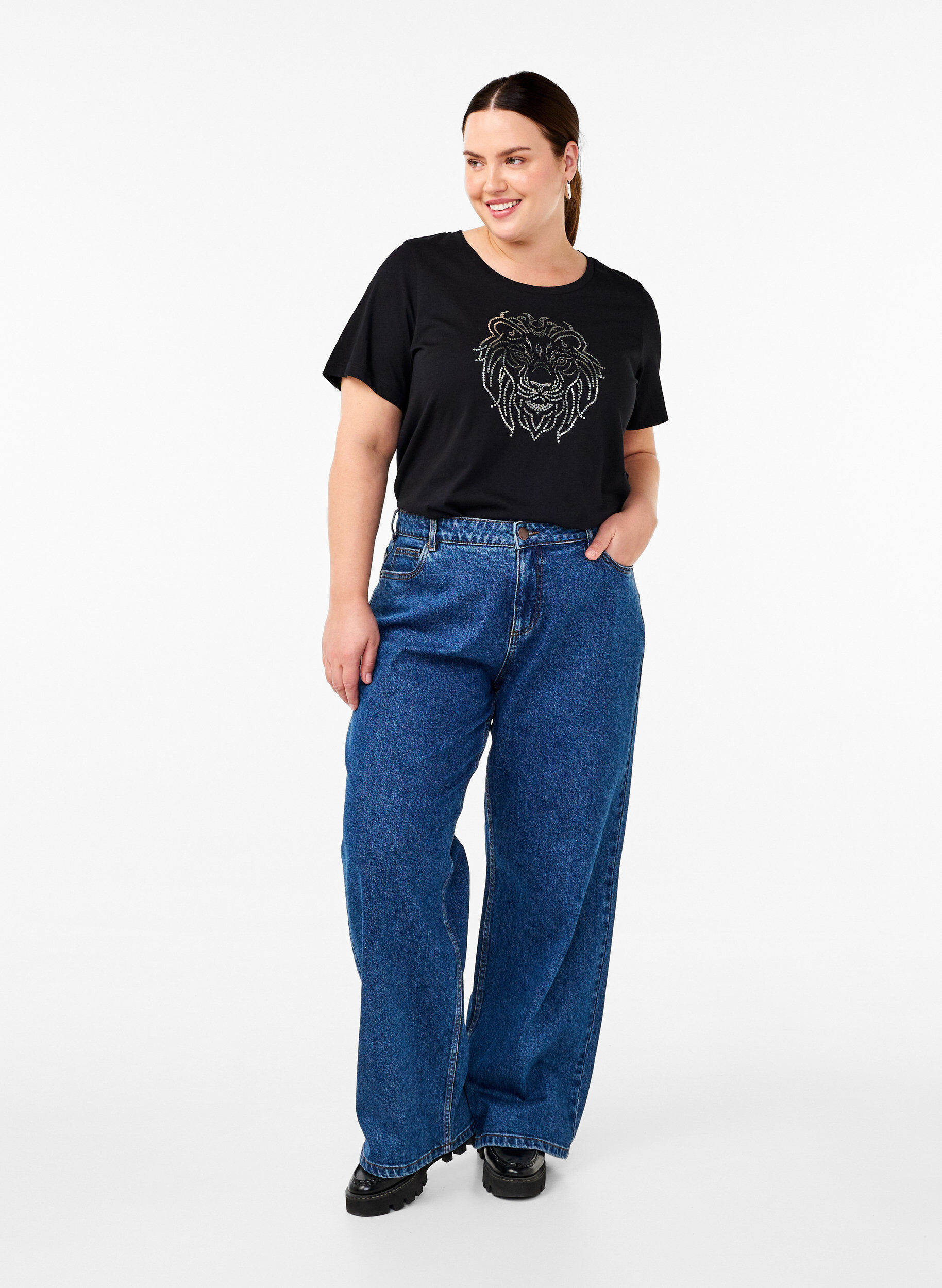 Zizzi Baumwoll-T-Shirt mit Druck, Black w. Silverlion, Model image number 2