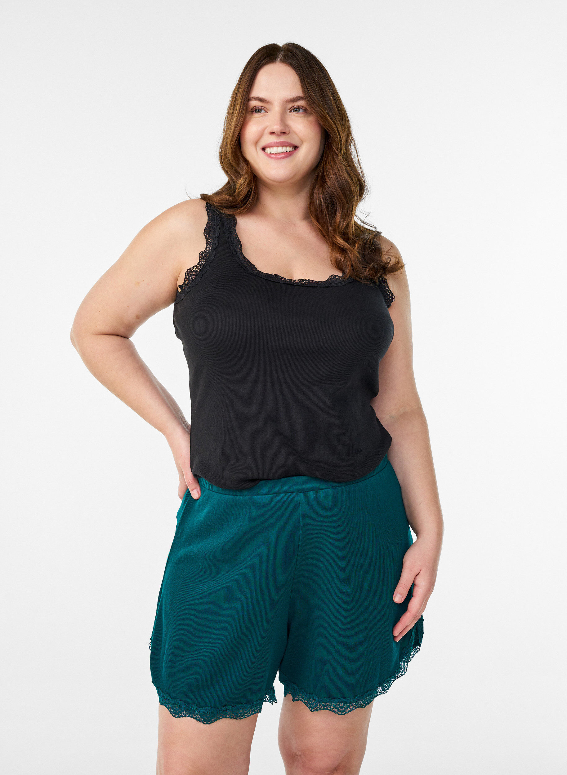 Zizzi Lockere Nachtshorts aus geripptem Material mit Spitzensaum, Gr&uuml;n, Model image number 0