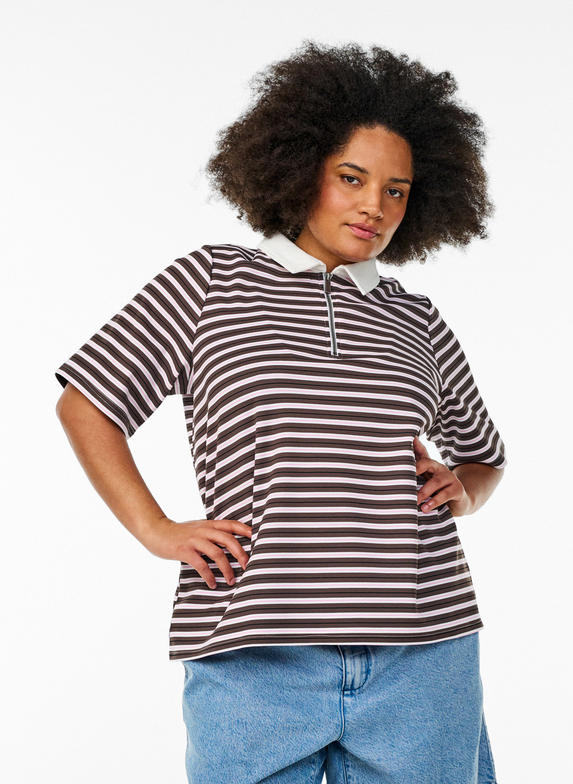 Zizzi Kurz&auml;rmliges Poloshirt mit Streifen und Rei&szlig;verschluss, Braun, Model image number 0