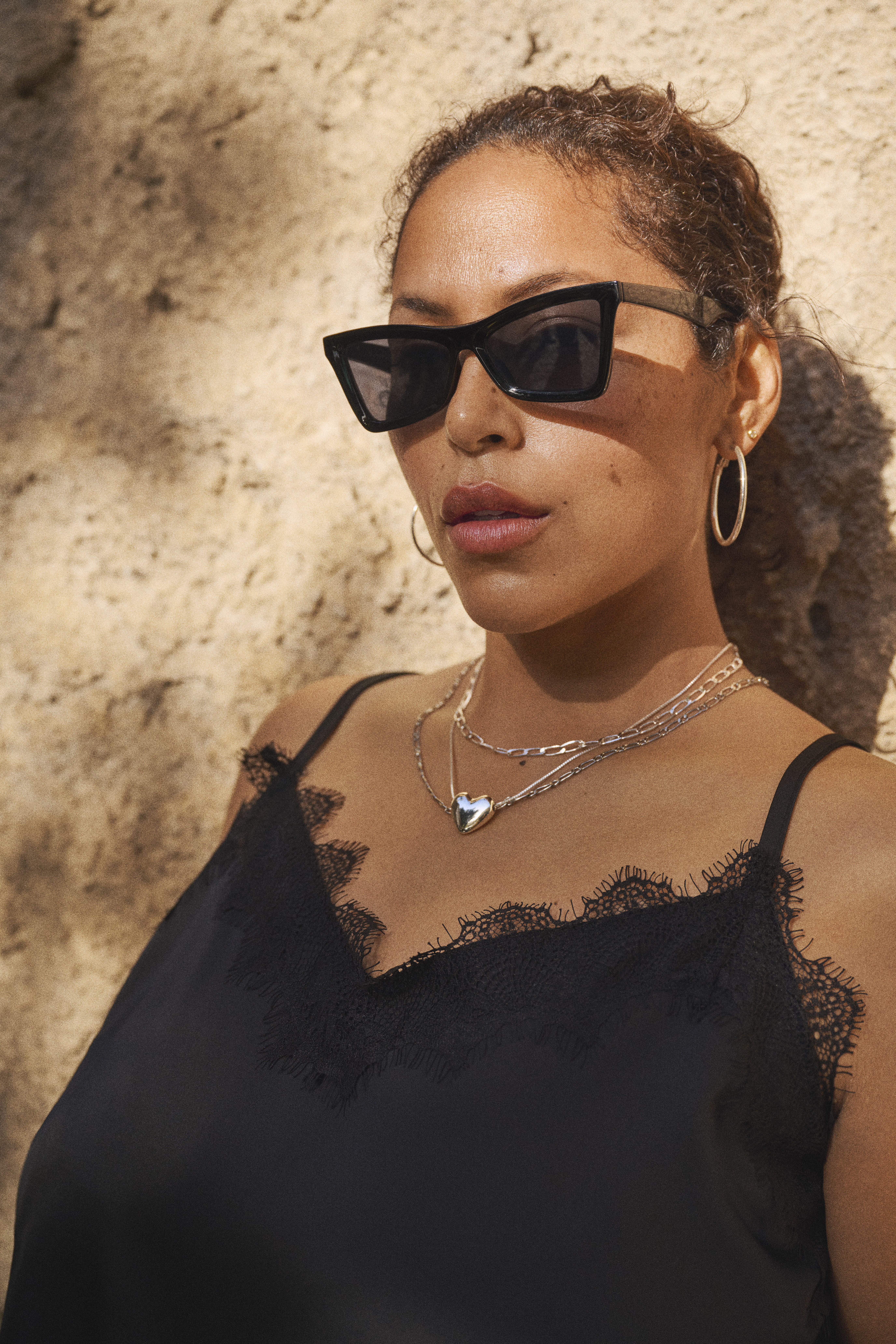 Zizzi Satinoptik mit Spitzenbesatz, , Model