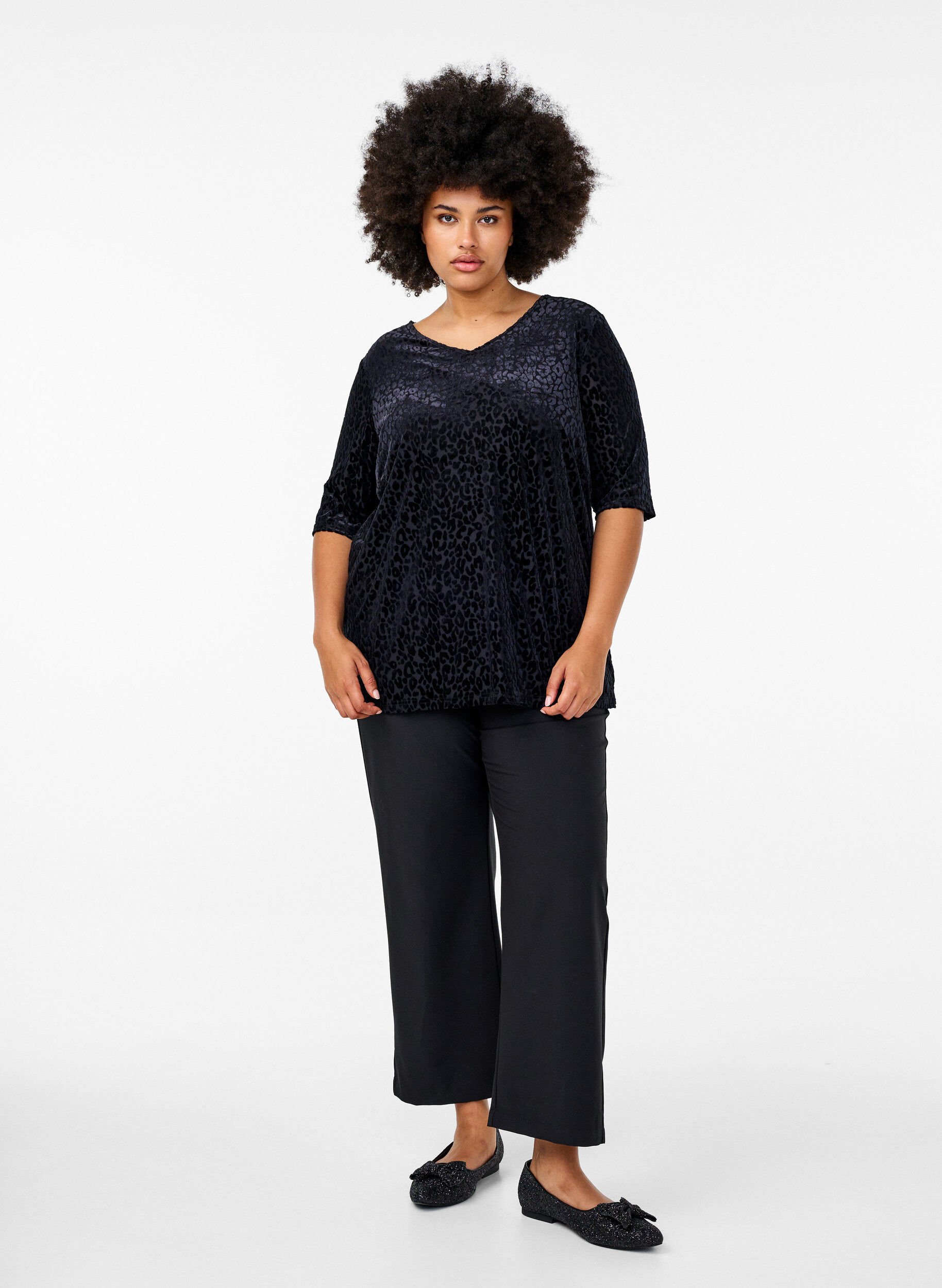 Zizzi Bluse mit kurzen &Auml;rmeln und Leopardenmuster, Schwarz, Model image number 1