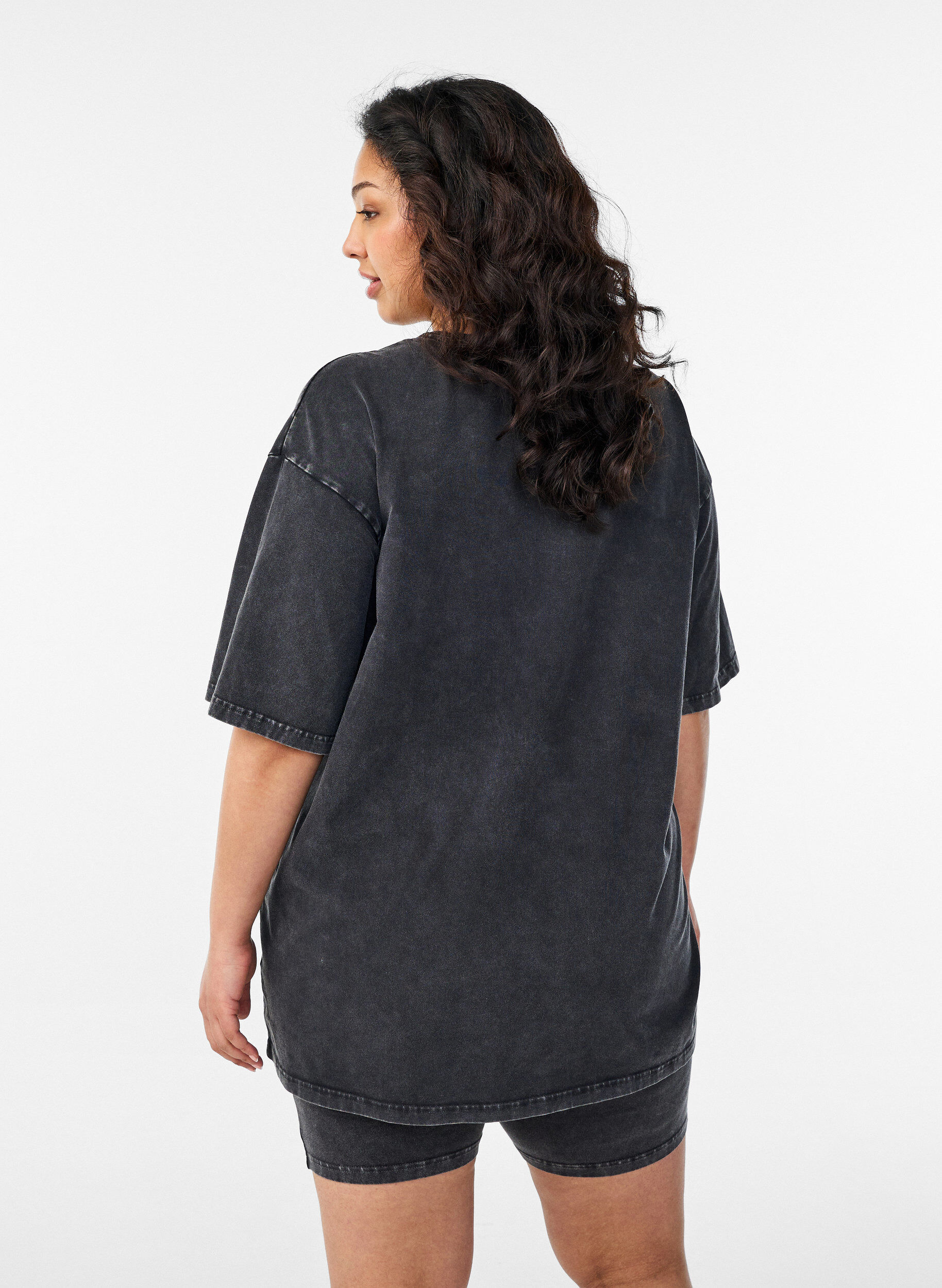 Zizzi Sportliches T-Shirt aus Baumwolle mit Washed-Effekt, Schwarz, Model image number 2