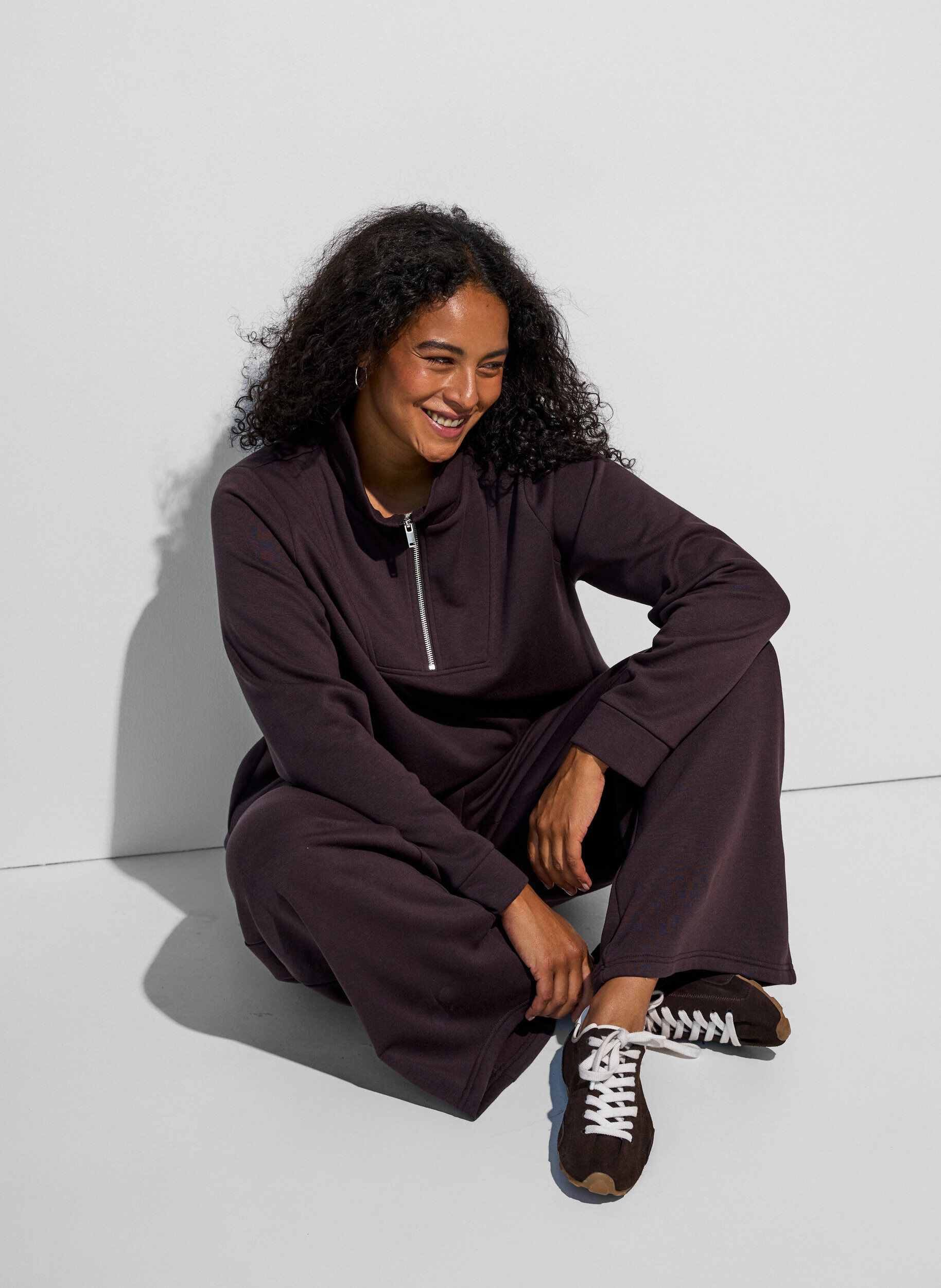 Sweatshirt mit hohem Kragen und Rei&szlig;verschluss, Braun, Model