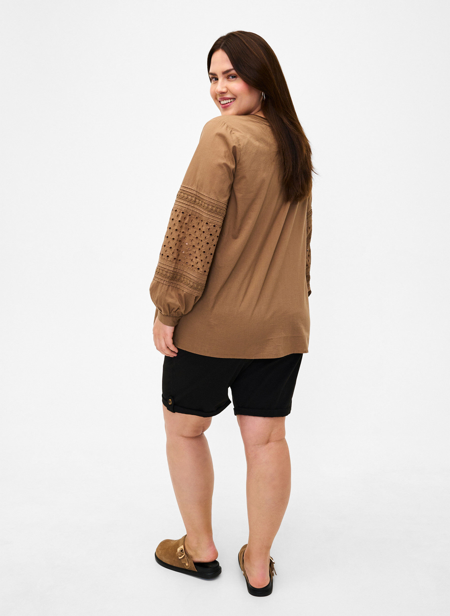 Zizzi Kurze Hosen im Chino-Stil mit Taschen, Black, Model image number 1