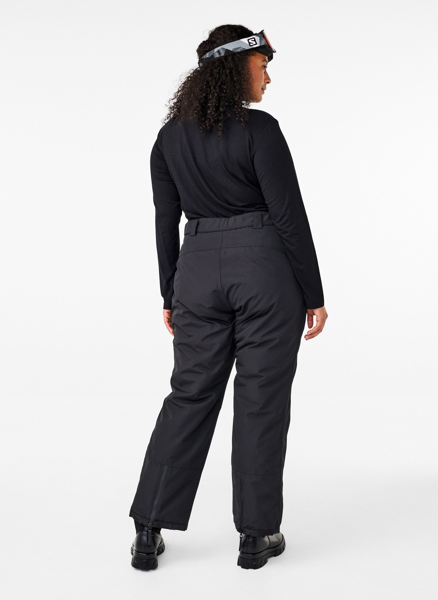 Zizzi Skihose mit Taschen und verstellbarer Taille, Schwarz, Model image number 1
