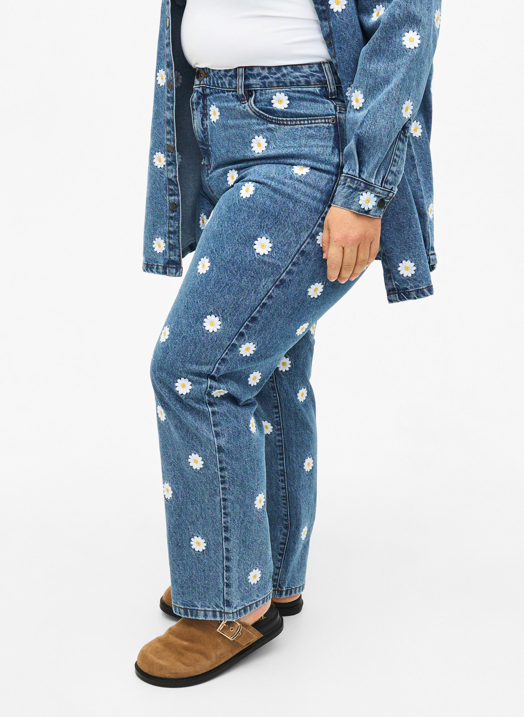 Zizzi Jean Gemma taille haute avec des marguerites, Bleu Clair, Model image number 2