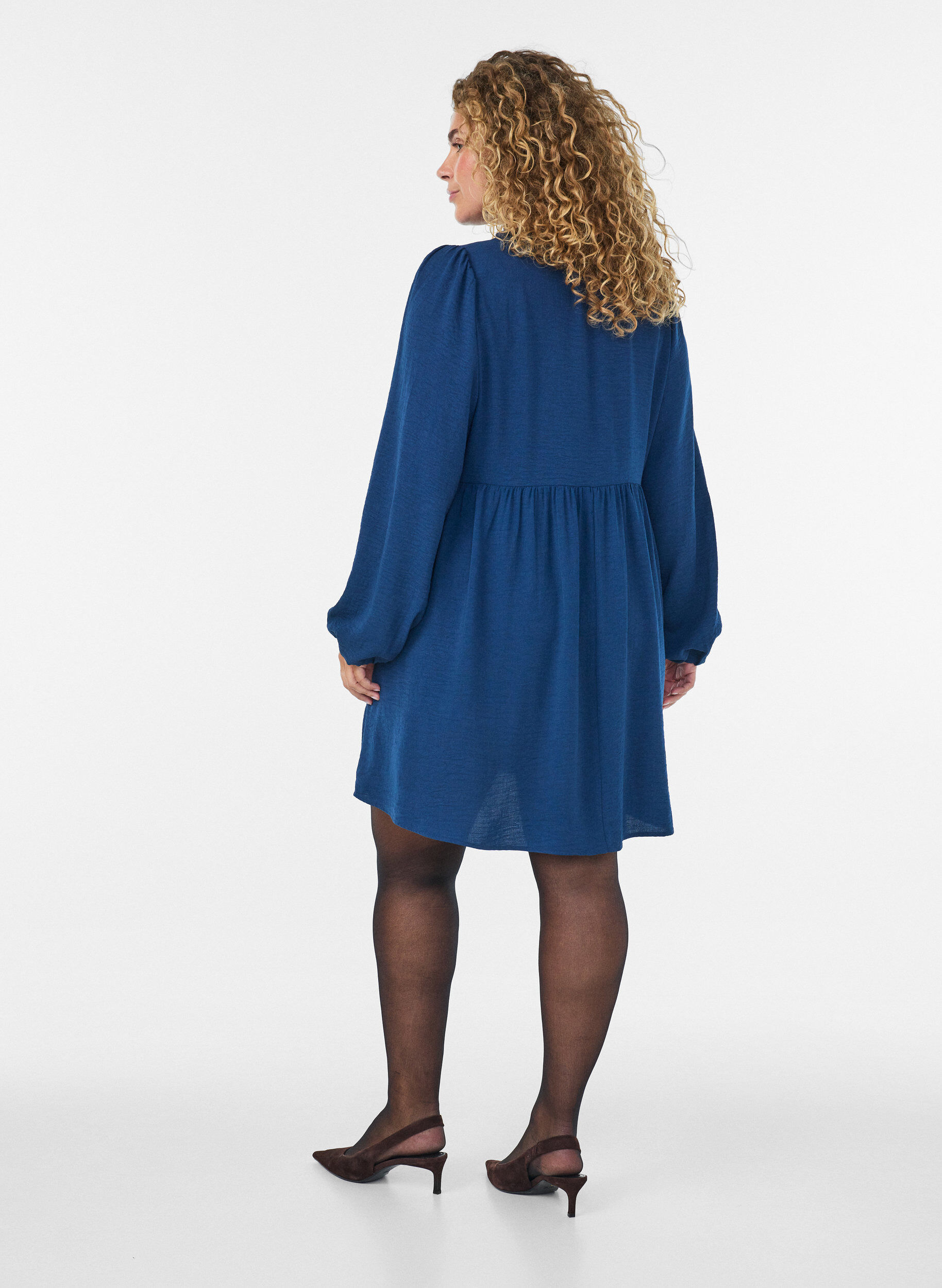 ZizziRobe coupe &eacute;vas&eacute;e avec une taille empire, Bleu, Model image number 2