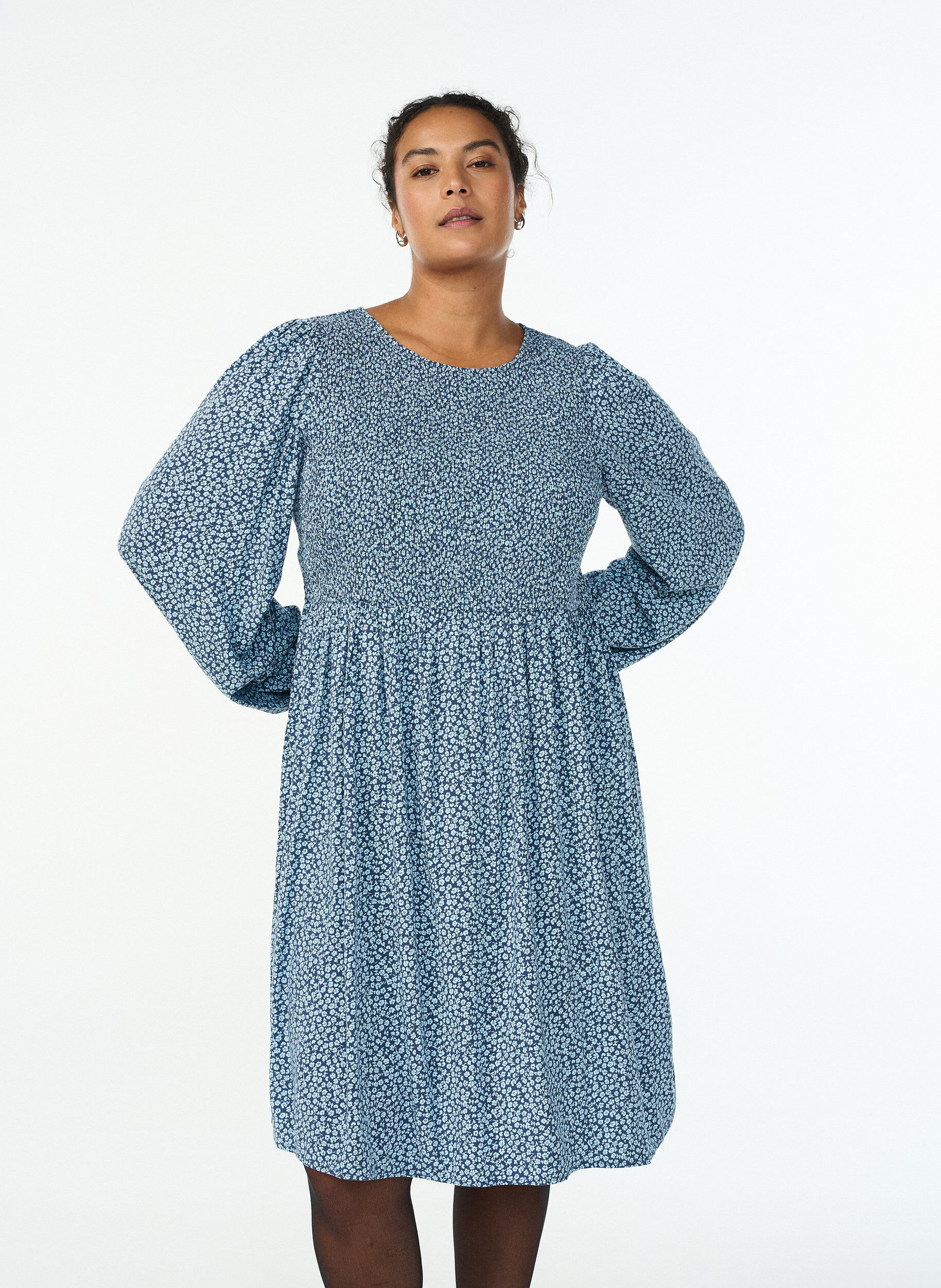 Robe avec haut smock&eacute; et imprim&eacute; &agrave; petites fleurs, Bleu, Model