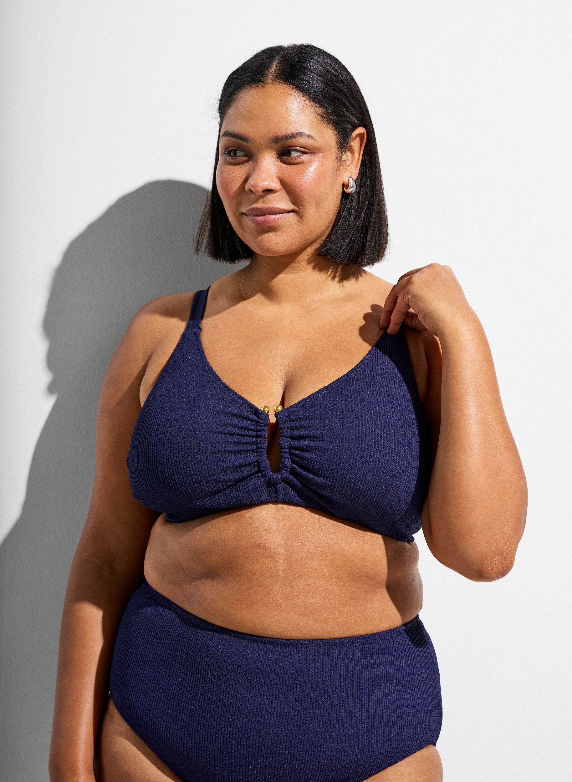 Zizzi Strukturiertes Bikini Top mit Golddetail, Blau, Model image number 0