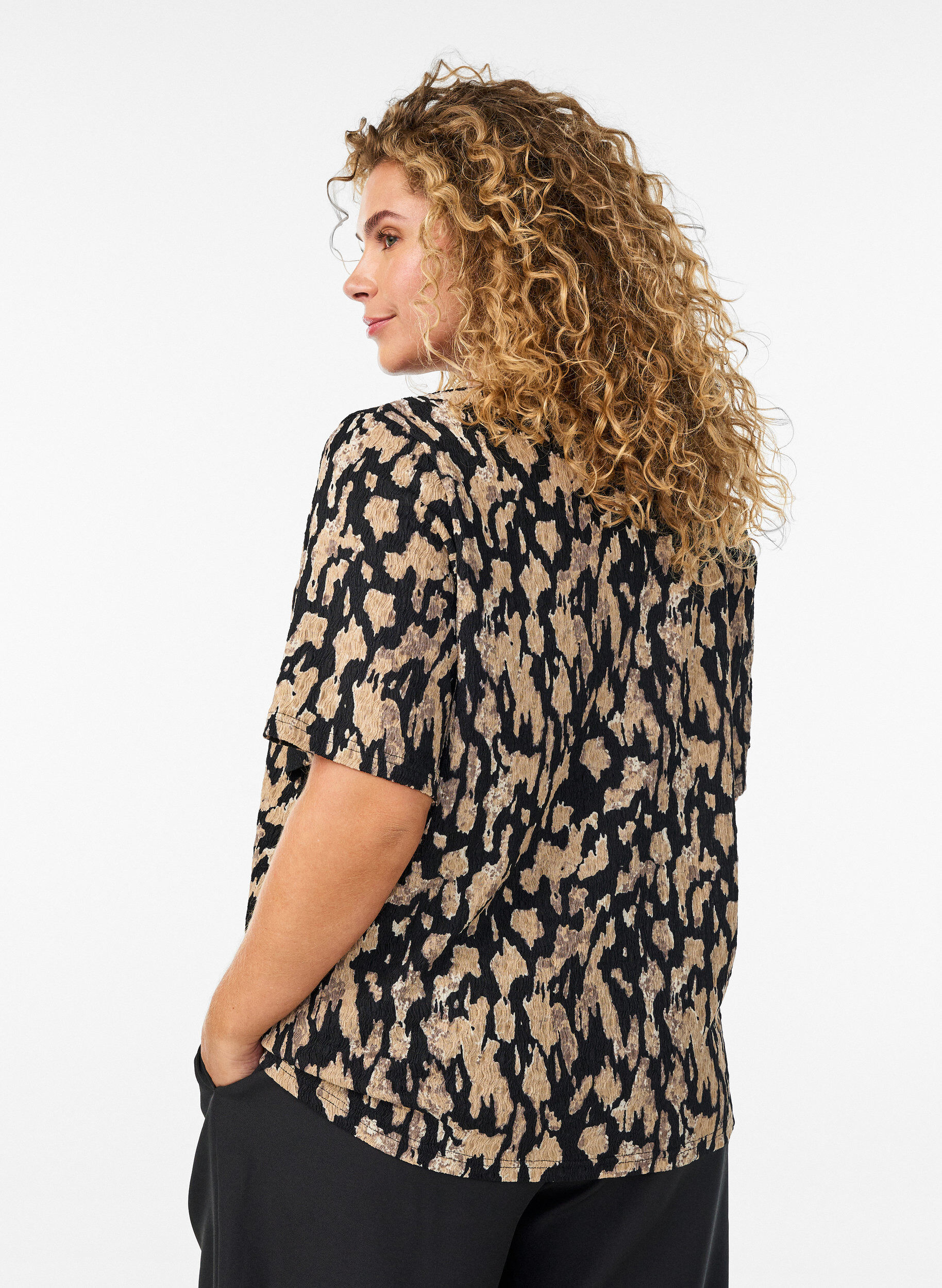 Zizzi Blouse &agrave; manches courtes &agrave; motifs, Noir, Model image number 2
