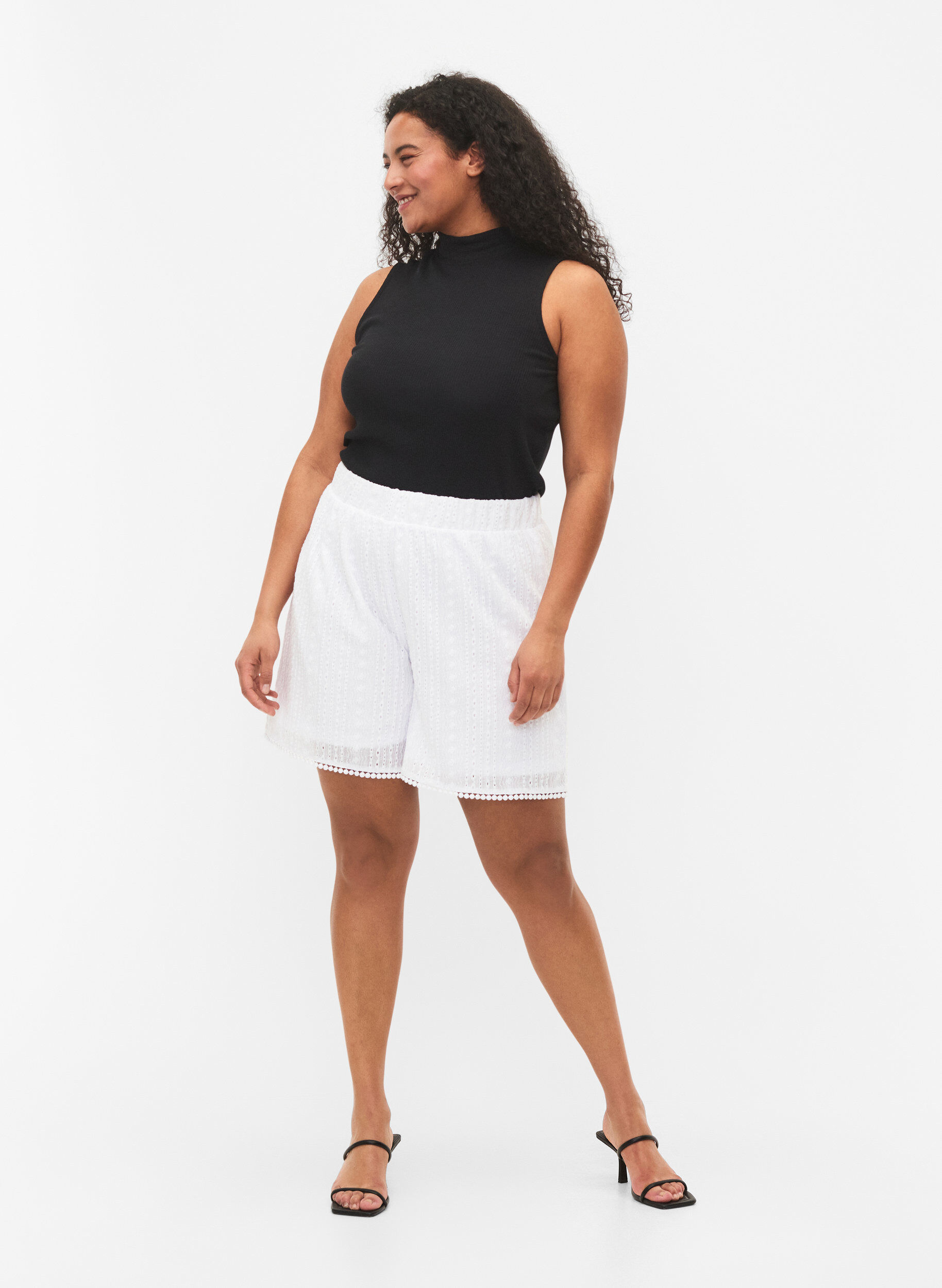 Zizzi Shorts mit strukturiertem Muster, Bright White, Model image number 0