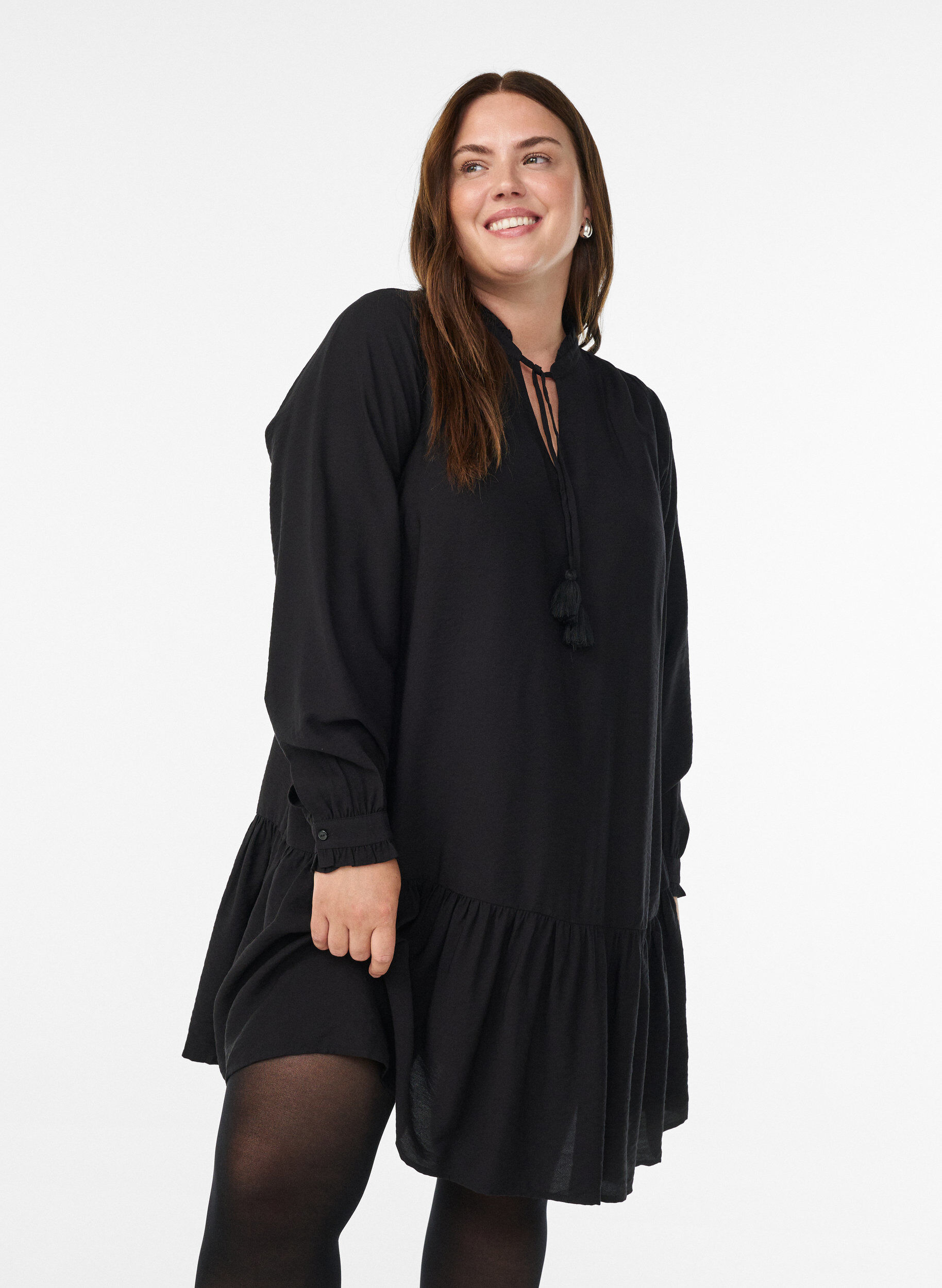 Zizzi Robe courte coupe &eacute;vas&eacute;e avec volants, Noir, Model image number 0
