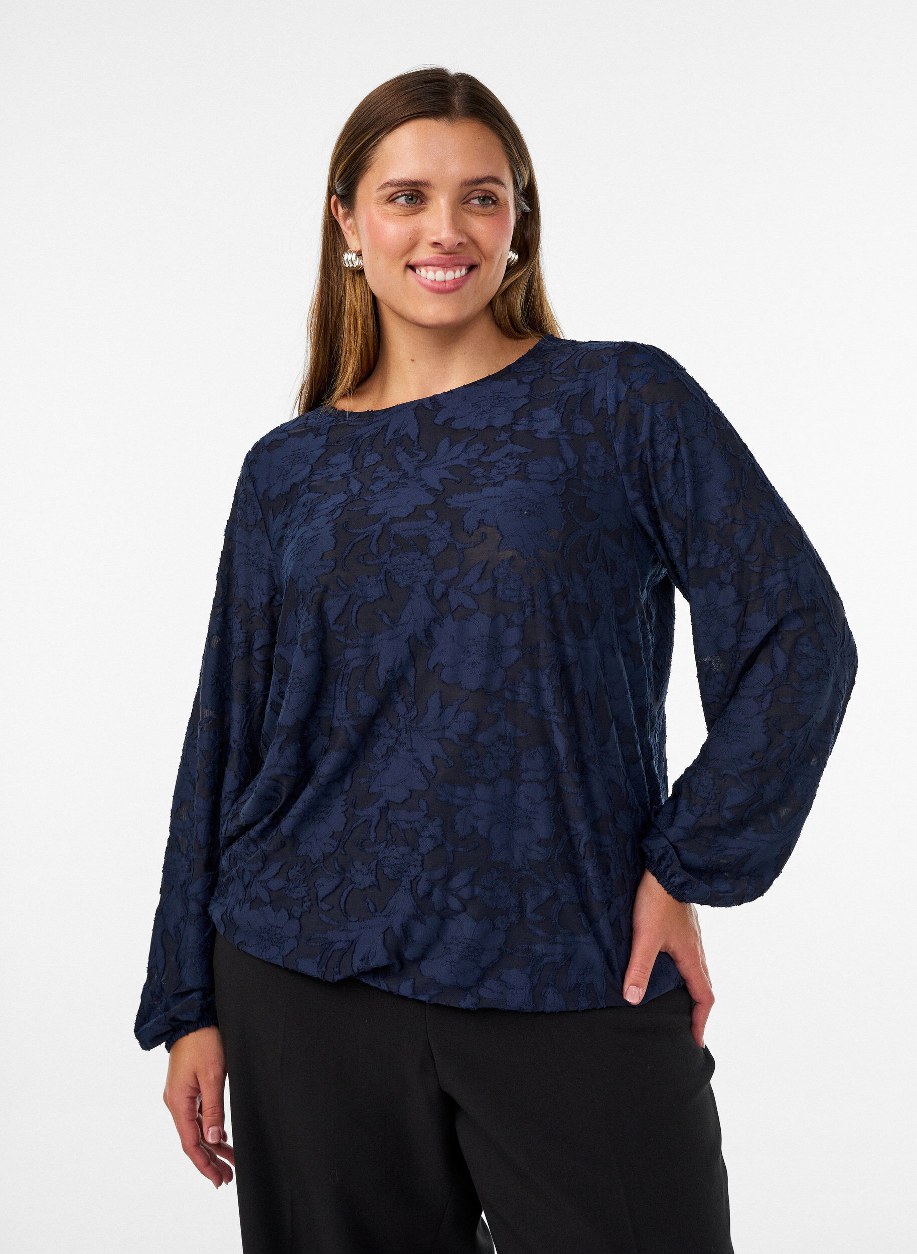 Transparente Bluse mit floraler Struktur und langen &Auml;rmeln, Blau, Model