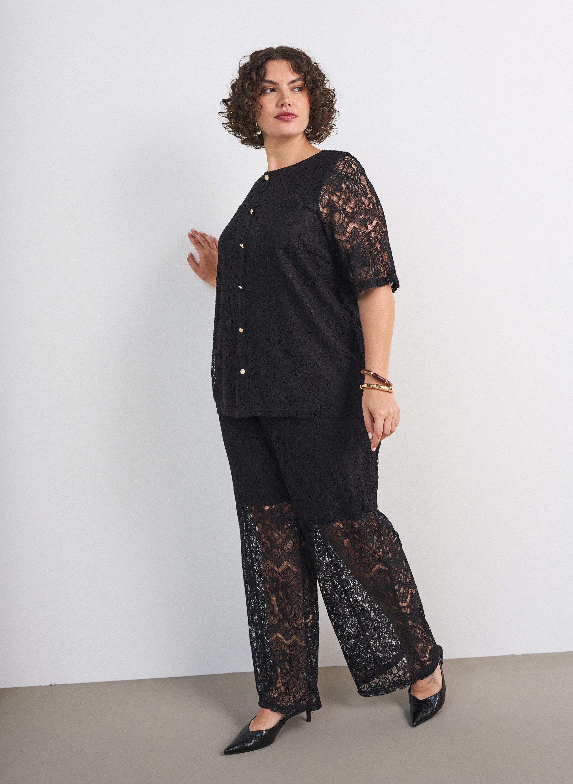 Spitzenhose mit geradem Bein und Innenhose, Schwarz, Model