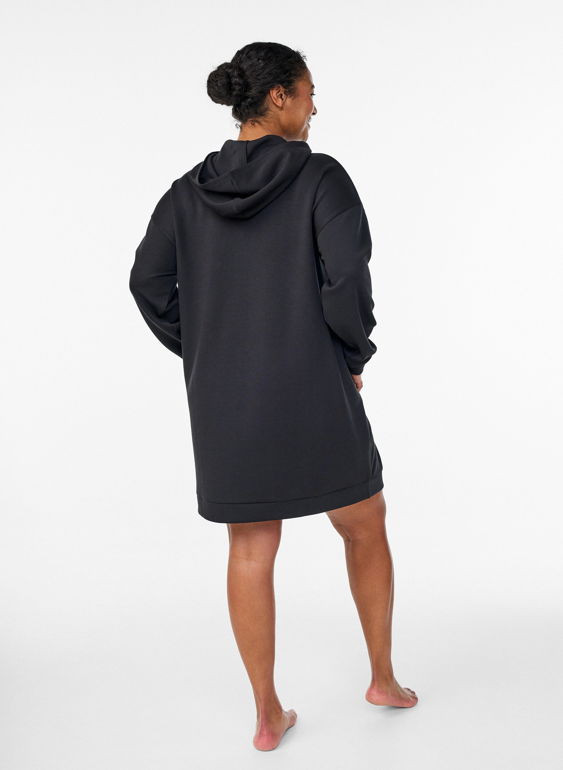 Zizzi Kurzes Hoodiekleid mit K&auml;ngurutasche, Schwarz, Model image number 2